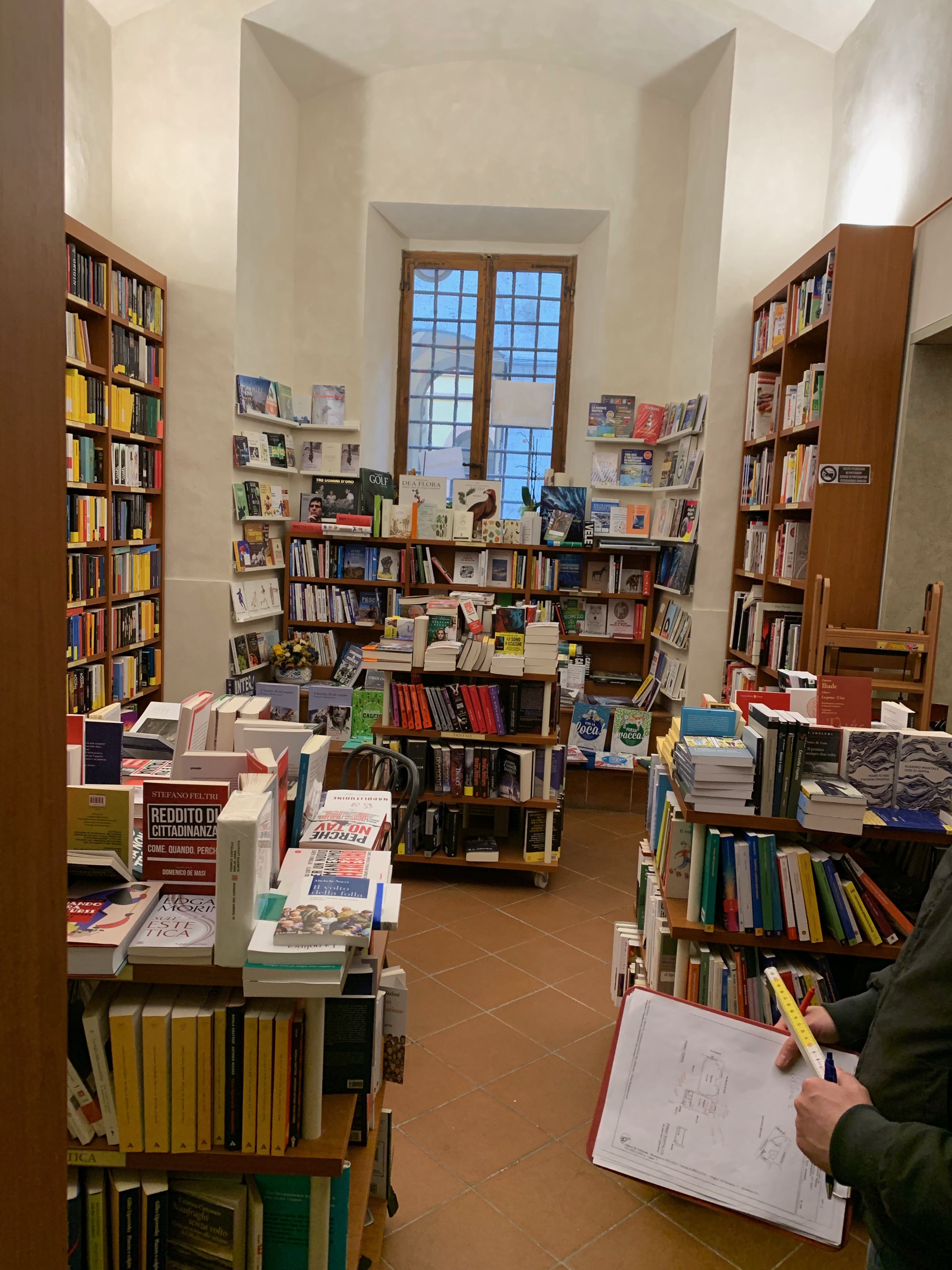 Due unità immobiliari a destinazione commerciale situate al piano terra di un edificio di carattere storico-artistico denominato “Palazzo Piccolomini”. La parte più antica, di cui fa parte l'unità immobiliare in esame, è stata costruita su progetto del Rossellino ed era anticamente la dimora della celebre famiglia senese dei Piccolomini. Trattasi di due unità immobiliari che attualmente vanno a costituire un unico fondo commerciale composto da tre ampi vani, oltre un bagno ed un antibagno, dai quali si accede ad un soppalco attraverso una scala retrattile metallica. Identificativi catastali: C.F. del Comune di Siena Foglio 134, particella 11, subalterno 15; Foglio 134, particella 11, subalterno 16.