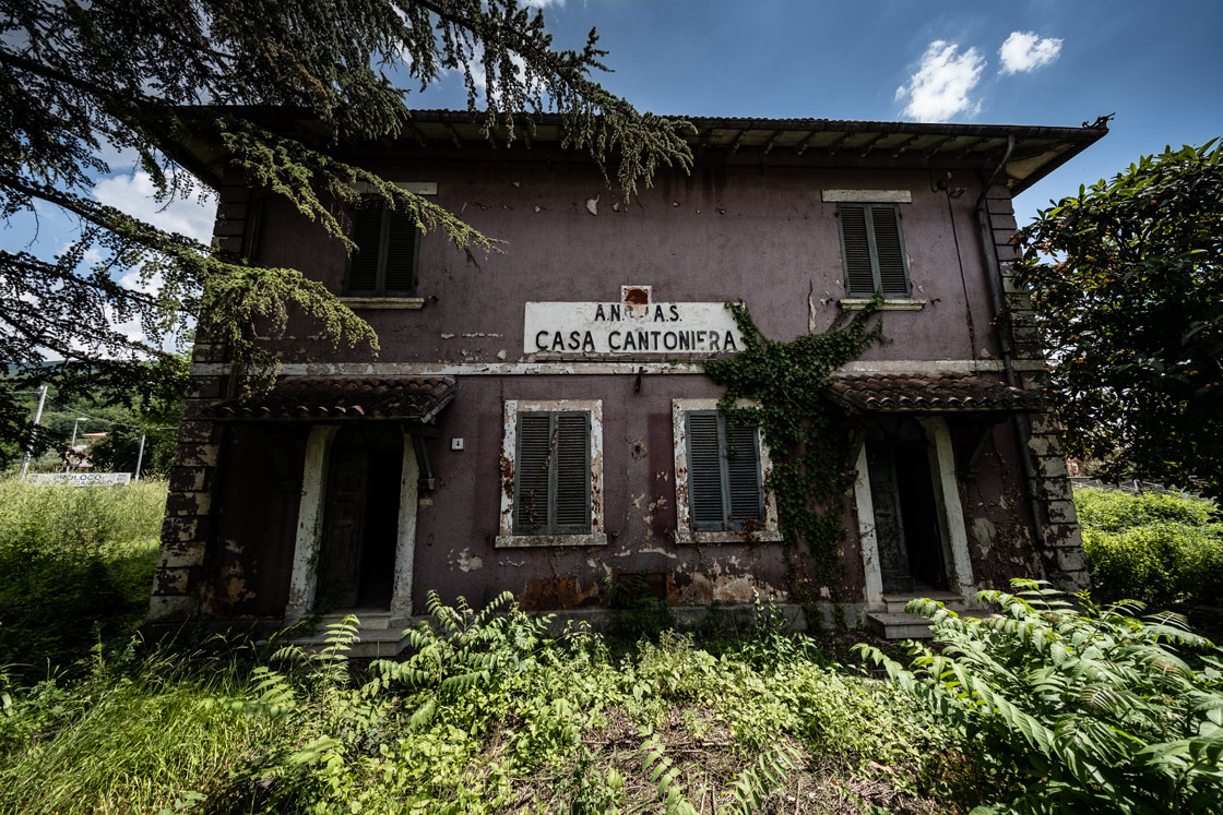 Compendio costituito da un fabbricato diviso in 2 unità immobiliari destinate ad abitazione, con annessi garages, stalletto e relativa area pertinenziale recintata. La costruzione risale agli anni ’30 del secolo scorso e presenta le caratteristiche tipologiche della casa cantoniera bifamiliare. Il complesso presenta potenzialità edificatoria residua, compatibile con il vincolo d’interesse culturale a cui è soggetto. Identificativi catastali: CT del comune di Foligno Fg 106 part. 1925 e CF del comune di Foligno Fg 106 part. 1925 subb 4, 5, 6, 7 e, 8 (graffato con sub 5).