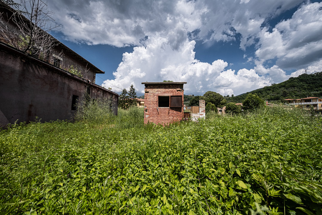 Compendio costituito da un fabbricato diviso in 2 unità immobiliari destinate ad abitazione, con annessi garages, stalletto e relativa area pertinenziale recintata. La costruzione risale agli anni ’30 del secolo scorso e presenta le caratteristiche tipologiche della casa cantoniera bifamiliare. Il complesso presenta potenzialità edificatoria residua, compatibile con il vincolo d’interesse culturale a cui è soggetto. Identificativi catastali: CT del comune di Foligno Fg 106 part. 1925 e CF del comune di Foligno Fg 106 part. 1925 subb 4, 5, 6, 7 e, 8 (graffato con sub 5).