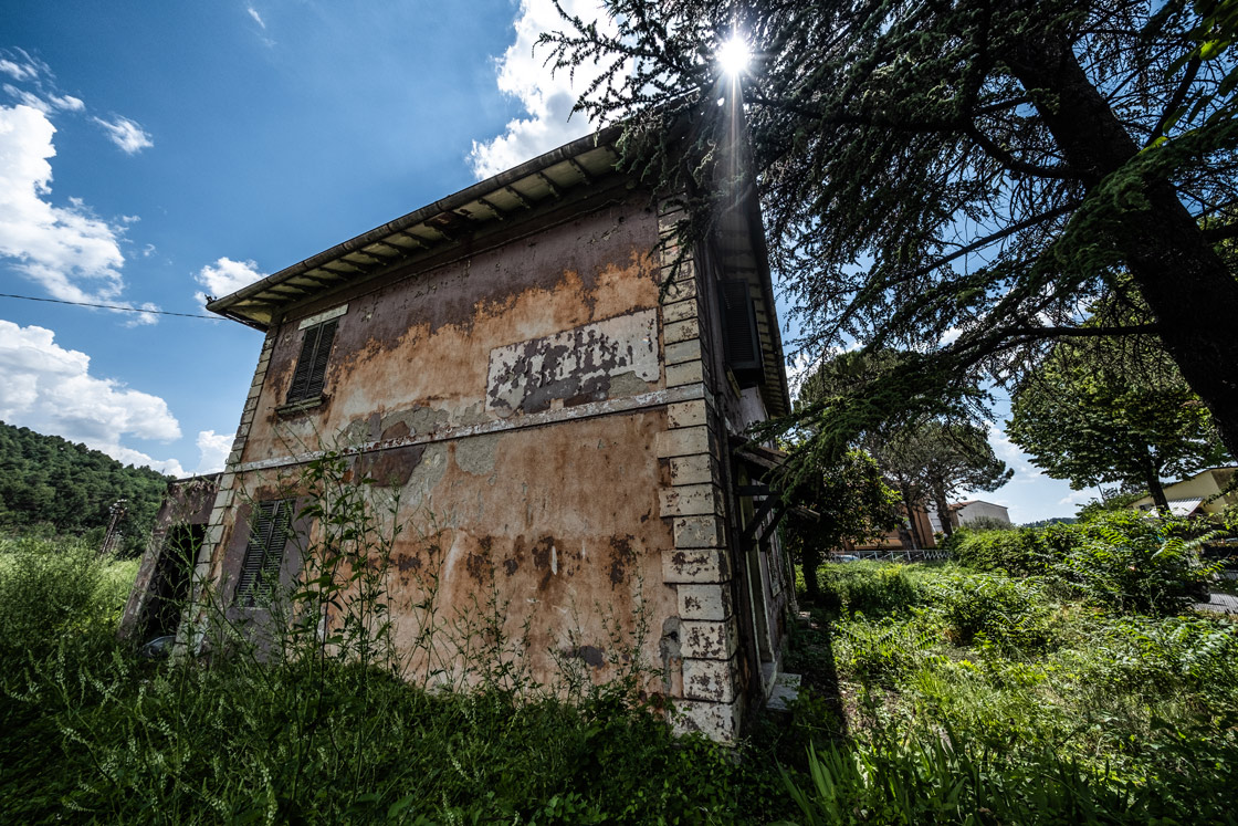 Compendio costituito da un fabbricato diviso in 2 unità immobiliari destinate ad abitazione, con annessi garages, stalletto e relativa area pertinenziale recintata. La costruzione risale agli anni ’30 del secolo scorso e presenta le caratteristiche tipologiche della casa cantoniera bifamiliare. Il complesso presenta potenzialità edificatoria residua, compatibile con il vincolo d’interesse culturale a cui è soggetto. Identificativi catastali: CT del comune di Foligno Fg 106 part. 1925 e CF del comune di Foligno Fg 106 part. 1925 subb 4, 5, 6, 7 e, 8 (graffato con sub 5).