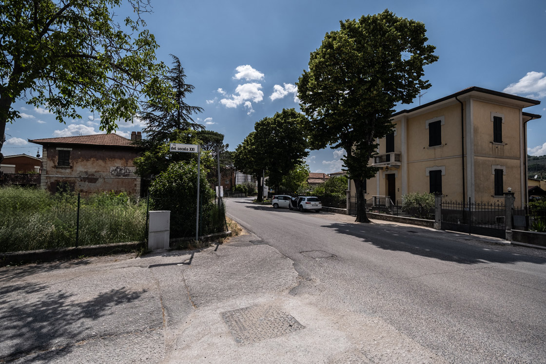 Compendio costituito da un fabbricato diviso in 2 unità immobiliari destinate ad abitazione, con annessi garages, stalletto e relativa area pertinenziale recintata. La costruzione risale agli anni ’30 del secolo scorso e presenta le caratteristiche tipologiche della casa cantoniera bifamiliare. Il complesso presenta potenzialità edificatoria residua, compatibile con il vincolo d’interesse culturale a cui è soggetto. Identificativi catastali: CT del comune di Foligno Fg 106 part. 1925 e CF del comune di Foligno Fg 106 part. 1925 subb 4, 5, 6, 7 e, 8 (graffato con sub 5).