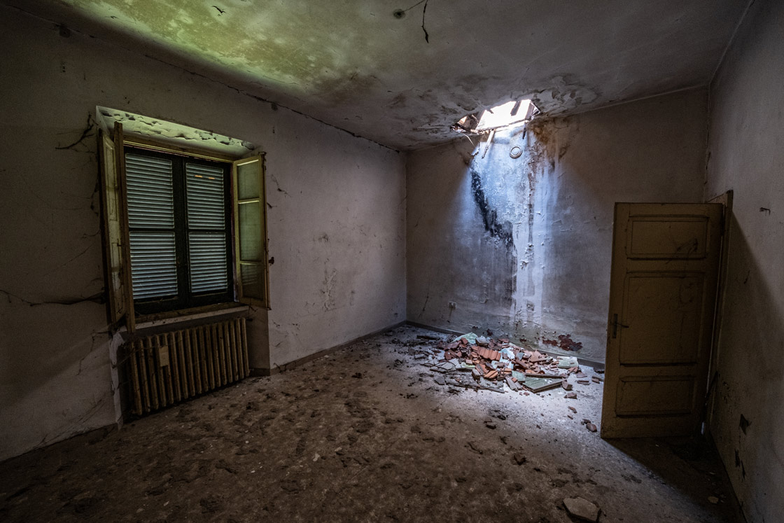 Compendio costituito da un fabbricato diviso in 2 unità immobiliari destinate ad abitazione, con annessi garages, stalletto e relativa area pertinenziale recintata. La costruzione risale agli anni ’30 del secolo scorso e presenta le caratteristiche tipologiche della casa cantoniera bifamiliare. Il complesso presenta potenzialità edificatoria residua, compatibile con il vincolo d’interesse culturale a cui è soggetto. Identificativi catastali: CT del comune di Foligno Fg 106 part. 1925 e CF del comune di Foligno Fg 106 part. 1925 subb 4, 5, 6, 7 e, 8 (graffato con sub 5).