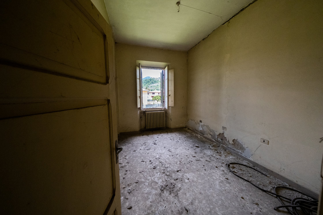 Compendio costituito da un fabbricato diviso in 2 unità immobiliari destinate ad abitazione, con annessi garages, stalletto e relativa area pertinenziale recintata. La costruzione risale agli anni ’30 del secolo scorso e presenta le caratteristiche tipologiche della casa cantoniera bifamiliare. Il complesso presenta potenzialità edificatoria residua, compatibile con il vincolo d’interesse culturale a cui è soggetto. Identificativi catastali: CT del comune di Foligno Fg 106 part. 1925 e CF del comune di Foligno Fg 106 part. 1925 subb 4, 5, 6, 7 e, 8 (graffato con sub 5).
