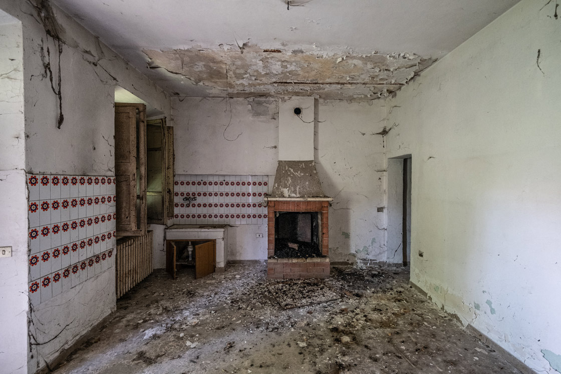 Compendio costituito da un fabbricato diviso in 2 unità immobiliari destinate ad abitazione, con annessi garages, stalletto e relativa area pertinenziale recintata. La costruzione risale agli anni ’30 del secolo scorso e presenta le caratteristiche tipologiche della casa cantoniera bifamiliare. Il complesso presenta potenzialità edificatoria residua, compatibile con il vincolo d’interesse culturale a cui è soggetto. Identificativi catastali: CT del comune di Foligno Fg 106 part. 1925 e CF del comune di Foligno Fg 106 part. 1925 subb 4, 5, 6, 7 e, 8 (graffato con sub 5).