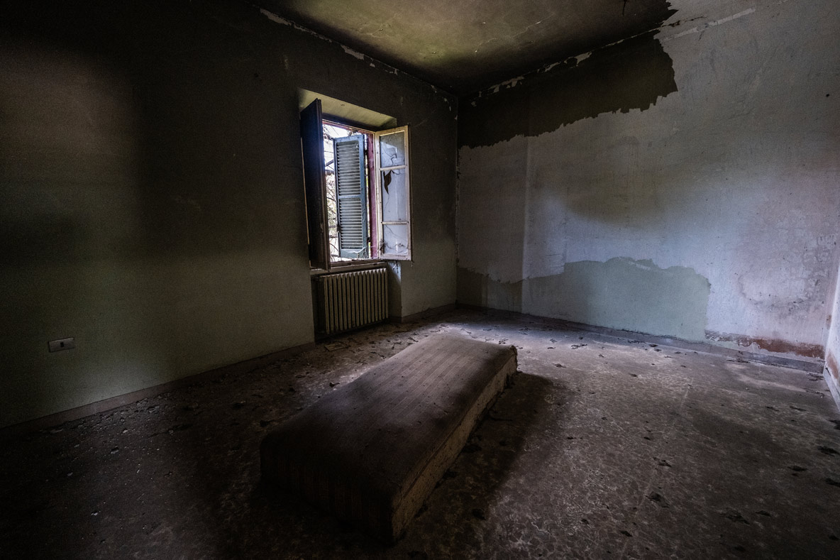 Compendio costituito da un fabbricato diviso in 2 unità immobiliari destinate ad abitazione, con annessi garages, stalletto e relativa area pertinenziale recintata. La costruzione risale agli anni ’30 del secolo scorso e presenta le caratteristiche tipologiche della casa cantoniera bifamiliare. Il complesso presenta potenzialità edificatoria residua, compatibile con il vincolo d’interesse culturale a cui è soggetto. Identificativi catastali: CT del comune di Foligno Fg 106 part. 1925 e CF del comune di Foligno Fg 106 part. 1925 subb 4, 5, 6, 7 e, 8 (graffato con sub 5).