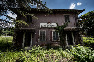 Compendio costituito da un fabbricato diviso in 2 unità immobiliari destinate ad abitazione, con annessi garages, stalletto e relativa area pertinenziale recintata. La costruzione risale agli anni ’30 del secolo scorso e presenta le caratteristiche tipologiche della casa cantoniera bifamiliare. Il complesso presenta potenzialità edificatoria residua, compatibile con il vincolo d’interesse culturale a cui è soggetto. Identificativi catastali: CT del comune di Foligno Fg 106 part. 1925 e CF del comune di Foligno Fg 106 part. 1925 subb 4, 5, 6, 7 e, 8 (graffato con sub 5).
