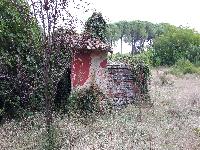 Compendio costituito da un fabbricato diviso in due unità immobiliari destinate ad abitazione, divise da cielo a terra, con annesso piccolo edificio monopiano originariamente destinato al ricovero degli animali da cortile, forno ed area pertinenziale recintata. Il complesso presenta potenzialità edificatoria residua, compatibile con il vincolo d’interesse culturale a cui è soggetto. La costruzione risale agli anni ’30 del secolo scorso e presenta le caratteristiche tipologiche della casa cantoniera bifamiliare. Identificativi catastali: CT del comune di Perugia Fg. 74 part. 793 e CF del comune di Perugia Fg 74 part. 793, subb. 4, 5, 6.