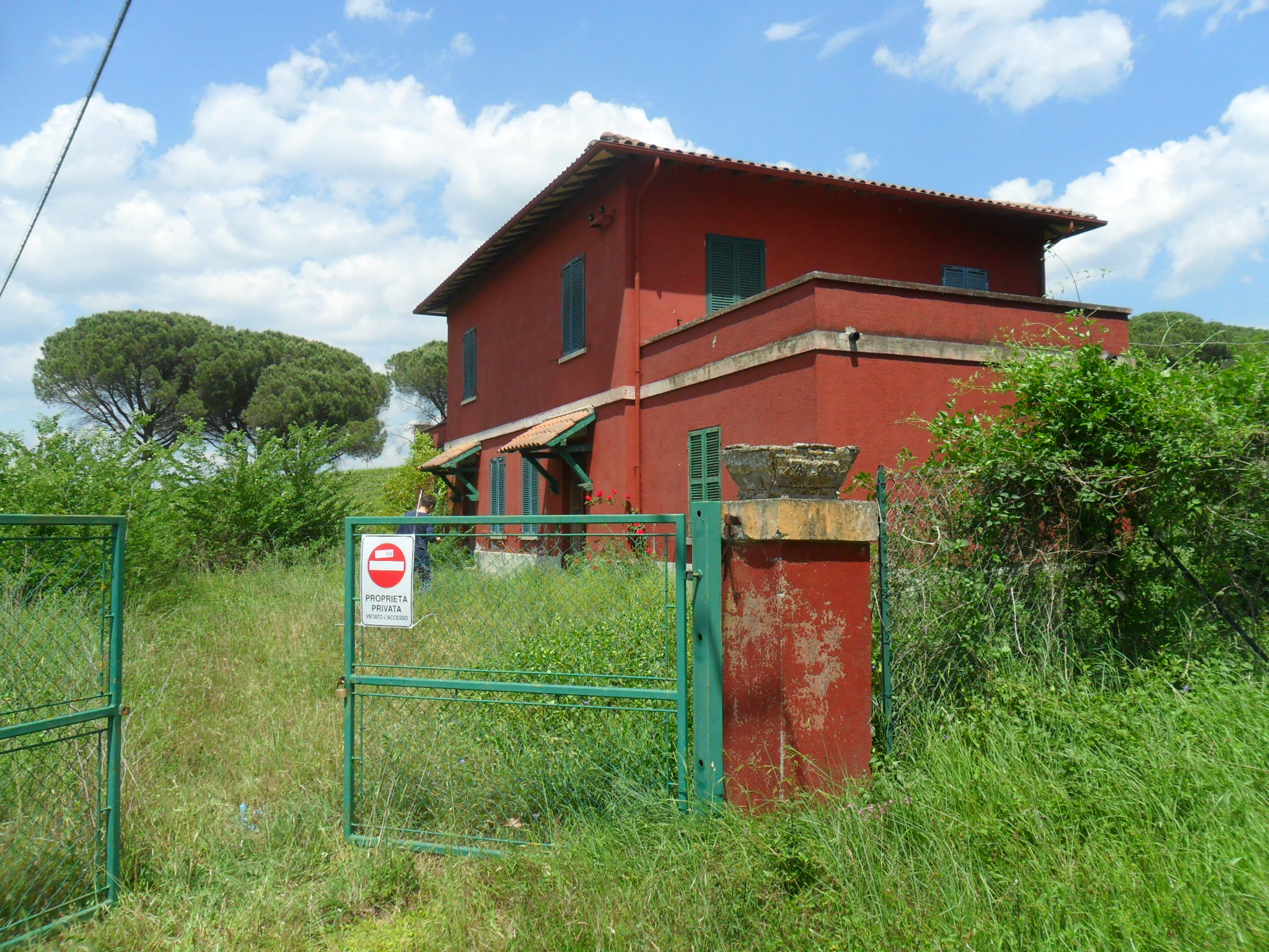 Compendio costituito da un fabbricato diviso in due unità immobiliari destinate ad abitazione, divise da cielo a terra, con annesso piccolo edificio monopiano originariamente destinato al ricovero degli animali da cortile, forno ed area pertinenziale recintata. Il complesso presenta potenzialità edificatoria residua, compatibile con il vincolo d’interesse culturale a cui è soggetto. La costruzione risale agli anni ’30 del secolo scorso e presenta le caratteristiche tipologiche della casa cantoniera bifamiliare. Identificativi catastali: CT del comune di Perugia Fg. 74 part. 793 e CF del comune di Perugia Fg 74 part. 793, subb. 4, 5, 6.