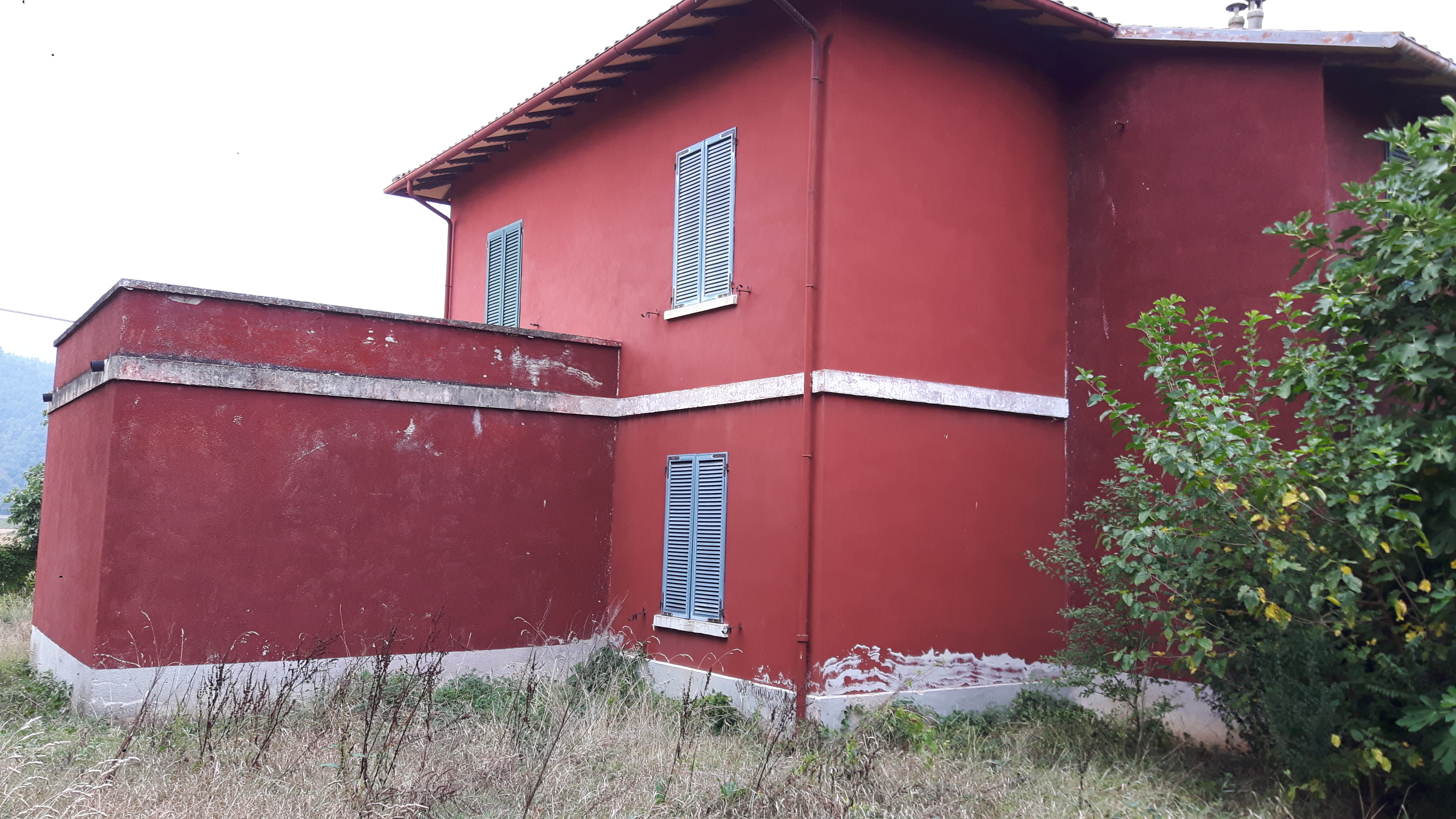 Compendio costituito da un fabbricato diviso in due unità immobiliari destinate ad abitazione, divise da cielo a terra, con annesso piccolo edificio monopiano originariamente destinato al ricovero degli animali da cortile, forno ed area pertinenziale recintata. Il complesso presenta potenzialità edificatoria residua, compatibile con il vincolo d’interesse culturale a cui è soggetto. La costruzione risale agli anni ’30 del secolo scorso e presenta le caratteristiche tipologiche della casa cantoniera bifamiliare. Identificativi catastali: CT del comune di Perugia Fg. 74 part. 793 e CF del comune di Perugia Fg 74 part. 793, subb. 4, 5, 6.