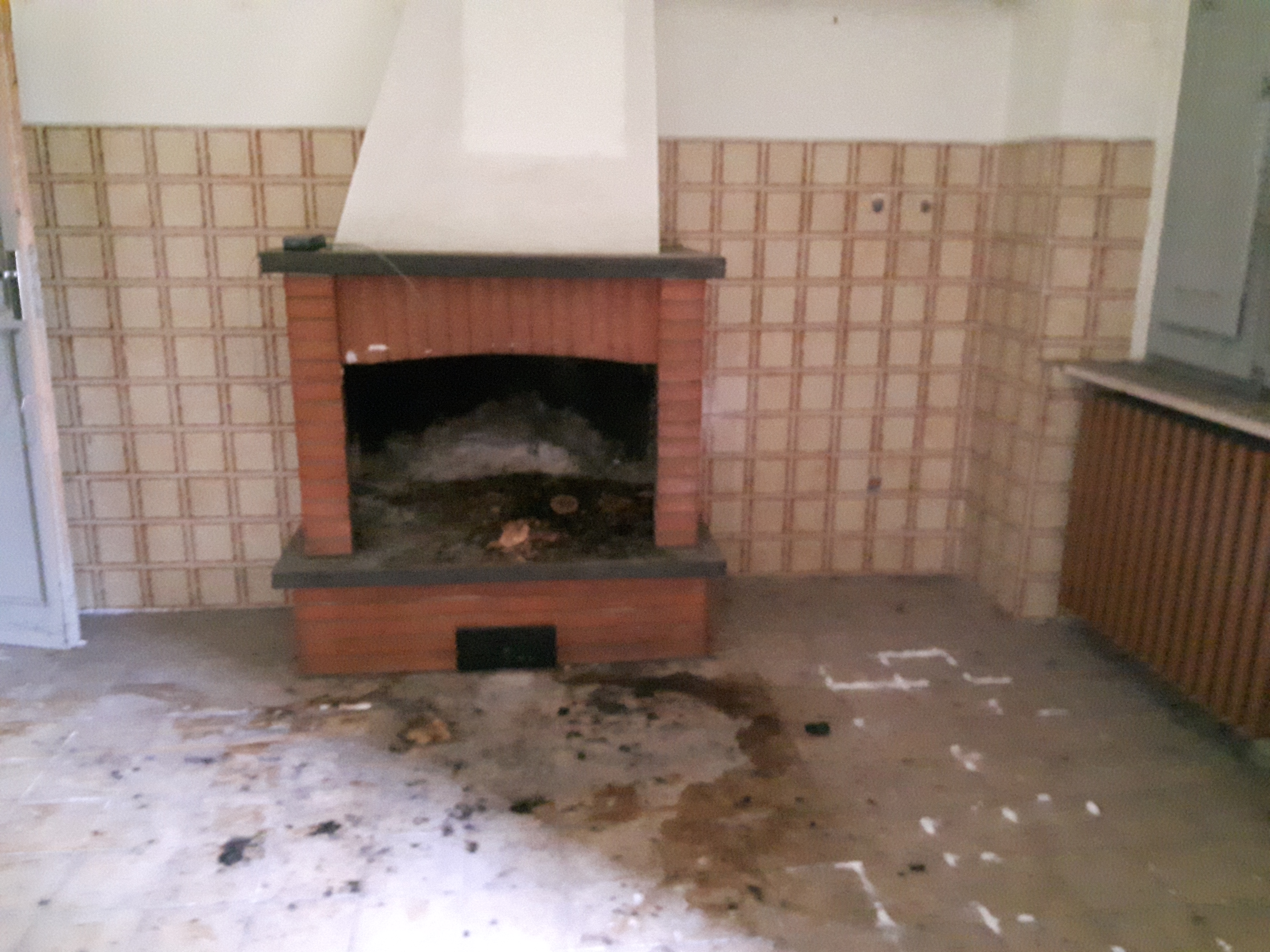 Compendio costituito da un fabbricato diviso in due unità immobiliari destinate ad abitazione, una posta al piano terra, una posta al piano primo, con due annessi piccoli edifici mono-piano originariamente destinati al ricovero degli animali da cortile, forno ed area pertinenziale recintata. La costruzione risale agli anni tra ’50 e ’60 del secolo scorso e presenta le caratteristiche tipologiche della casa cantoniera bifamiliare. Il complesso presenta potenzialità edificatoria residua. Identificativi catastali: CT del comune di Terni Fg 44, partt. 163 e 168; CF del comune di Terni Fg 44, part. 163, subb. 4, 5, 6 e 7.