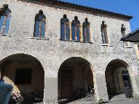 Edificio costituito da due corpi di fabbrica adiacenti e comunicanti risalenti rispettivamente al XV secolo e al 1937, è situato all'interno della cinta muraria con piccolo scoperto di pertinenza. Identificativi catastali: ex il C.F sez. B fg. 23 part. 355 - ora CT fg 33 mapp 355; CF fg 33 mapp 355.