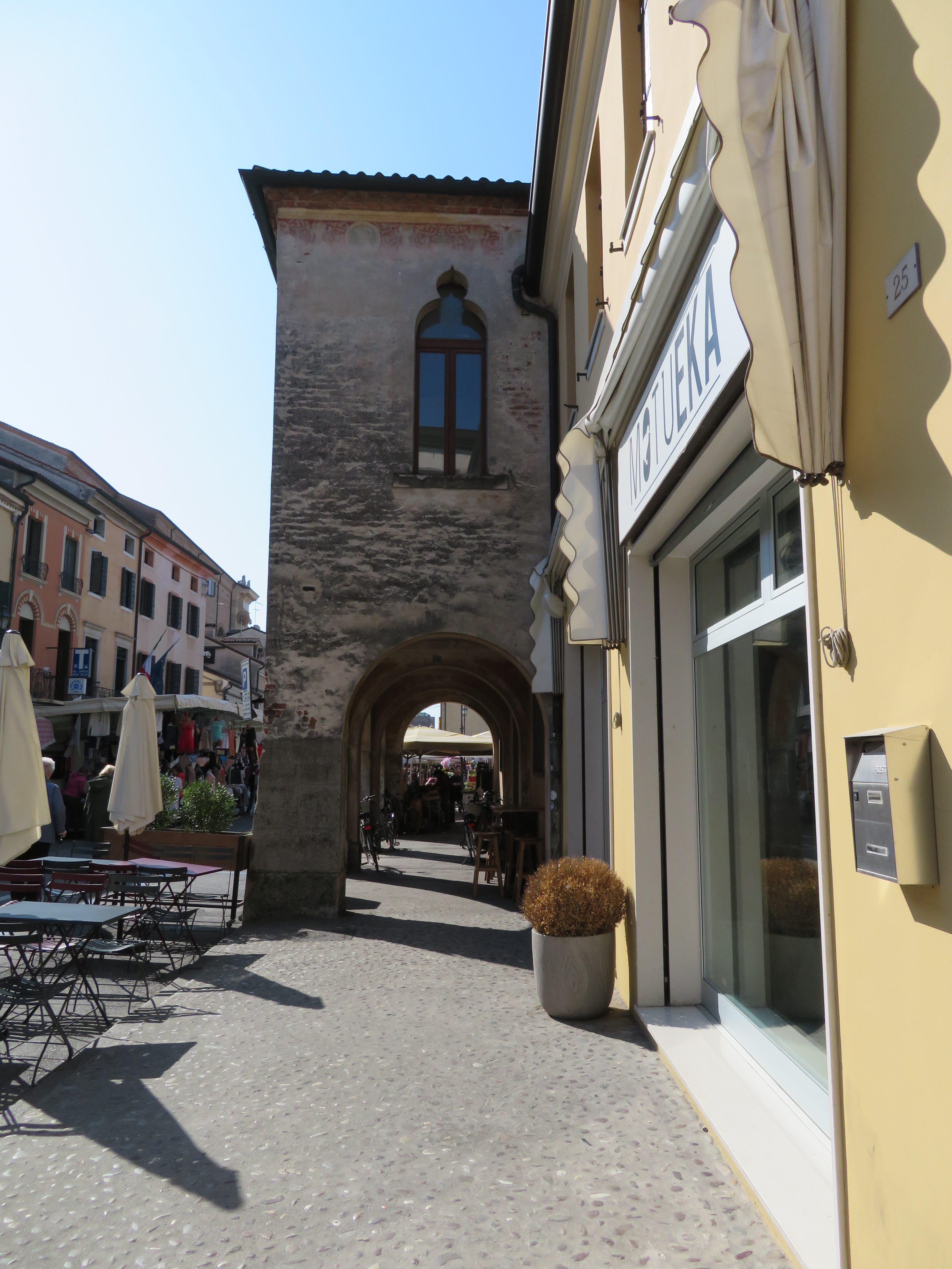 Edificio costituito da due corpi di fabbrica adiacenti e comunicanti risalenti rispettivamente al XV secolo e al 1937, è situato all'interno della cinta muraria con piccolo scoperto di pertinenza. Identificativi catastali: ex il C.F sez. B fg. 23 part. 355 - ora CT fg 33 mapp 355; CF fg 33 mapp 355.