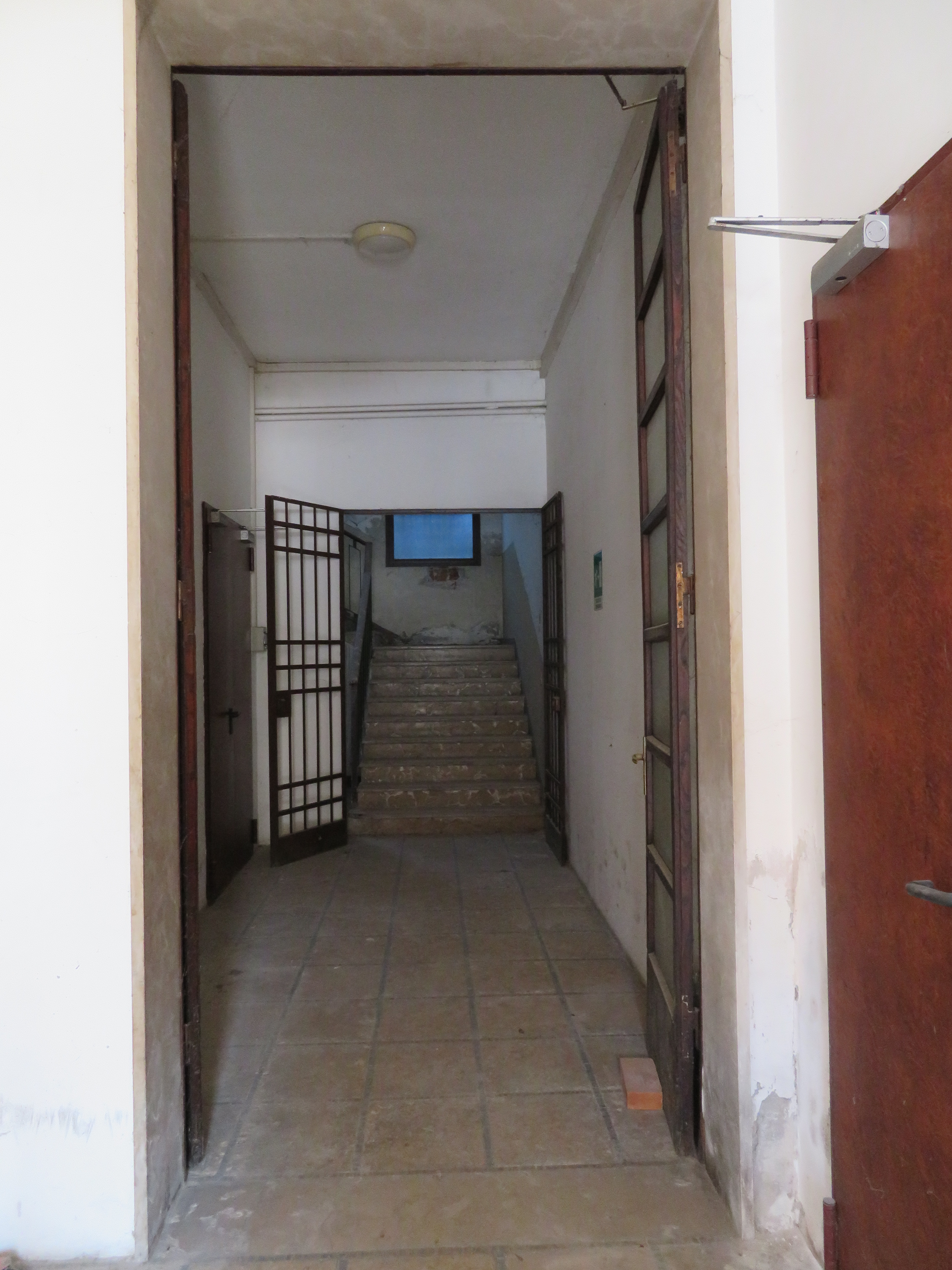 Edificio costituito da due corpi di fabbrica adiacenti e comunicanti risalenti rispettivamente al XV secolo e al 1937, è situato all'interno della cinta muraria con piccolo scoperto di pertinenza. Identificativi catastali: ex il C.F sez. B fg. 23 part. 355 - ora CT fg 33 mapp 355; CF fg 33 mapp 355.