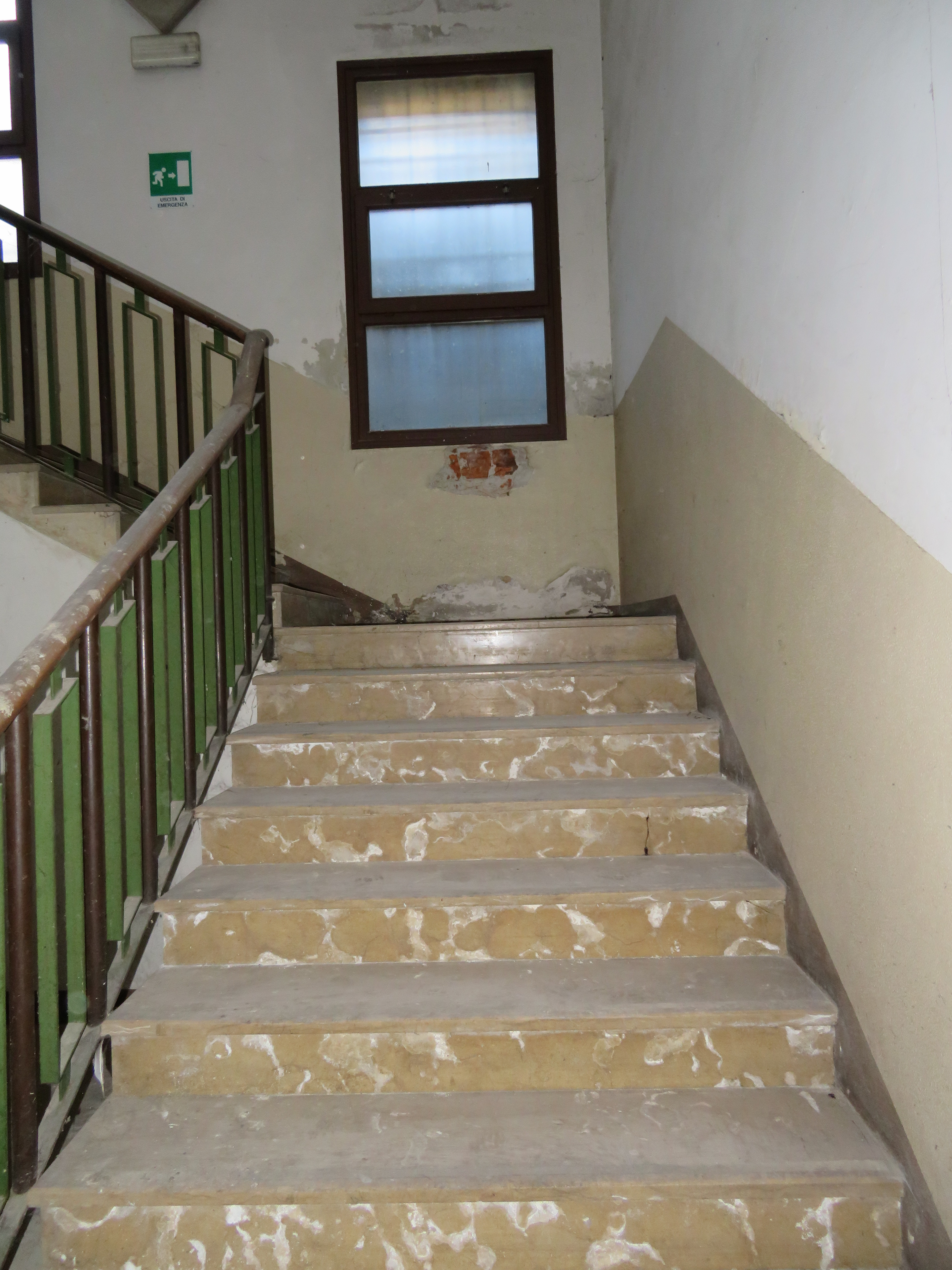 Edificio costituito da due corpi di fabbrica adiacenti e comunicanti risalenti rispettivamente al XV secolo e al 1937, è situato all'interno della cinta muraria con piccolo scoperto di pertinenza. Identificativi catastali: ex il C.F sez. B fg. 23 part. 355 - ora CT fg 33 mapp 355; CF fg 33 mapp 355.