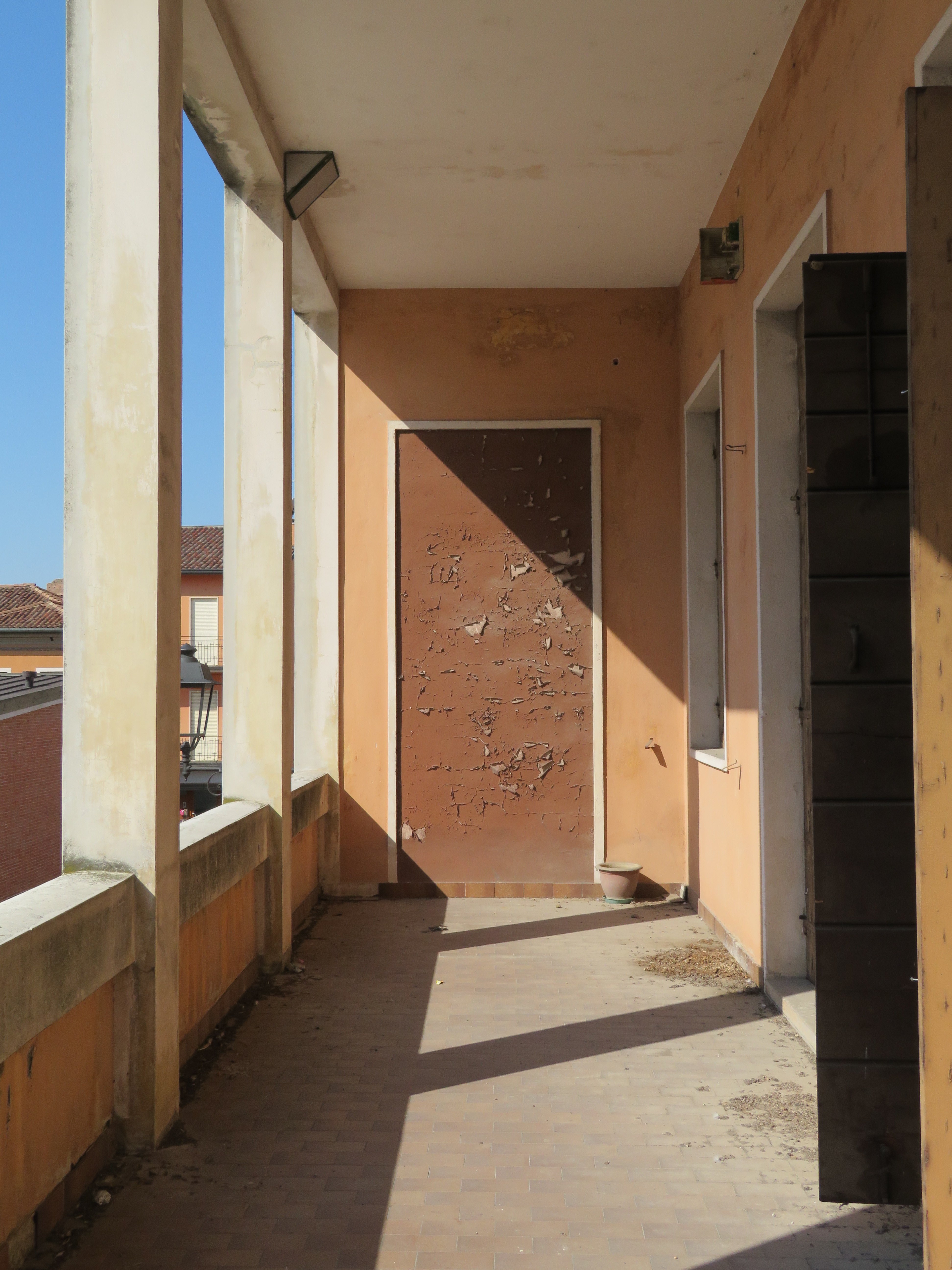 Edificio costituito da due corpi di fabbrica adiacenti e comunicanti risalenti rispettivamente al XV secolo e al 1937, è situato all'interno della cinta muraria con piccolo scoperto di pertinenza. Identificativi catastali: ex il C.F sez. B fg. 23 part. 355 - ora CT fg 33 mapp 355; CF fg 33 mapp 355.