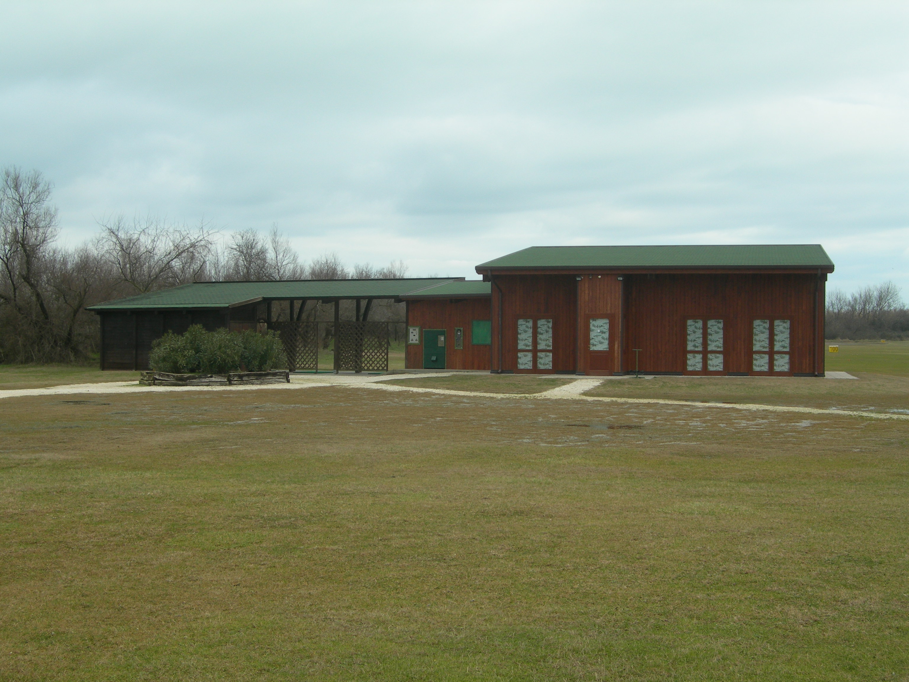 Area costituente la maggior porzione di più ampio campo da golf, sulla quale insistono un fabbricato di un piano f.t. adibito a magazzino e un manufatto in legno con tettoia. Identificativi catastali: CT fg. 29 mapp. 1634,6645,6647 - CF fg. 29 mapp. 3237.