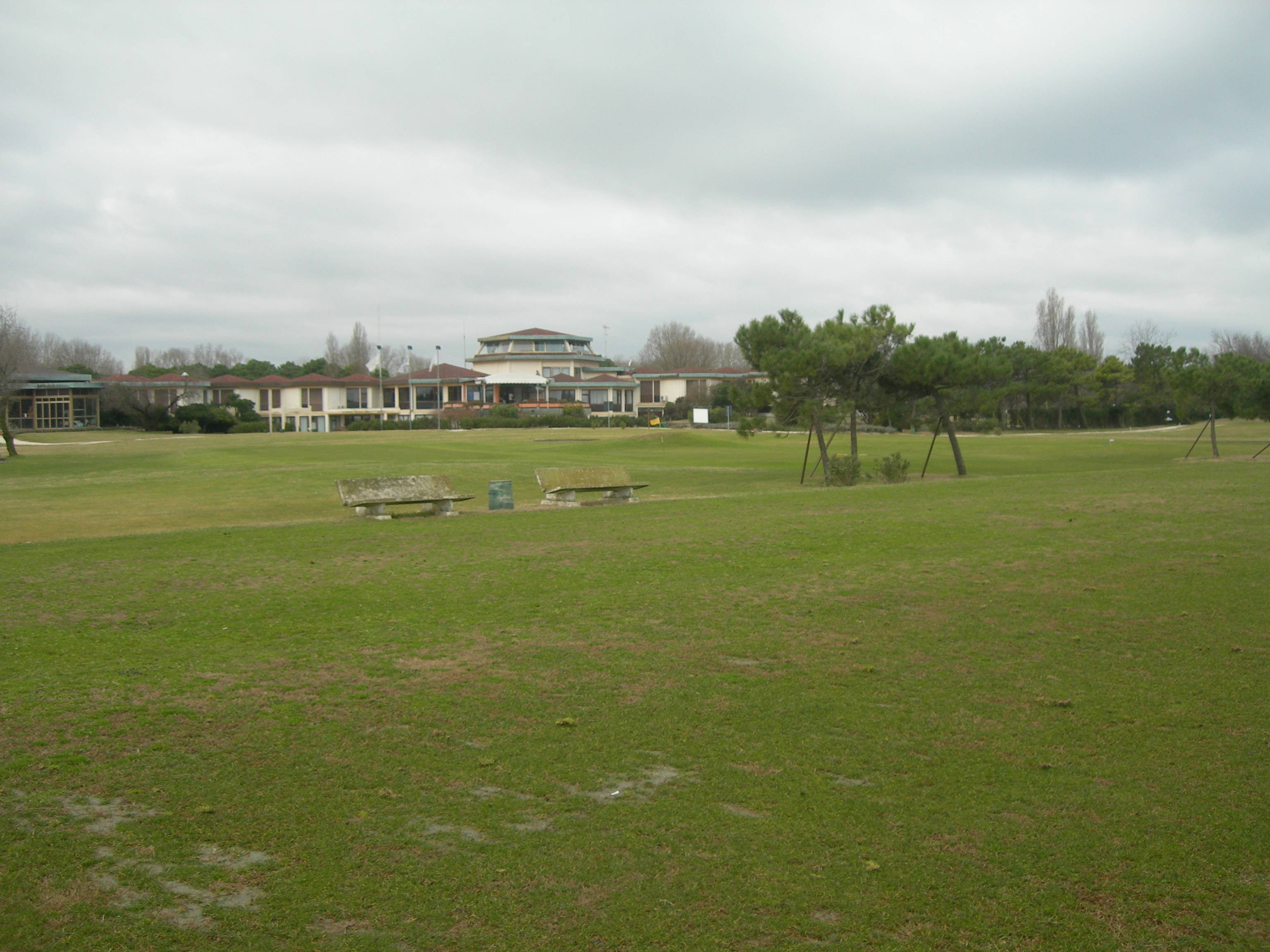 Area costituente la maggior porzione di più ampio campo da golf, sulla quale insistono un fabbricato di un piano f.t. adibito a magazzino e un manufatto in legno con tettoia. Identificativi catastali: CT fg. 29 mapp. 1634,6645,6647 - CF fg. 29 mapp. 3237.