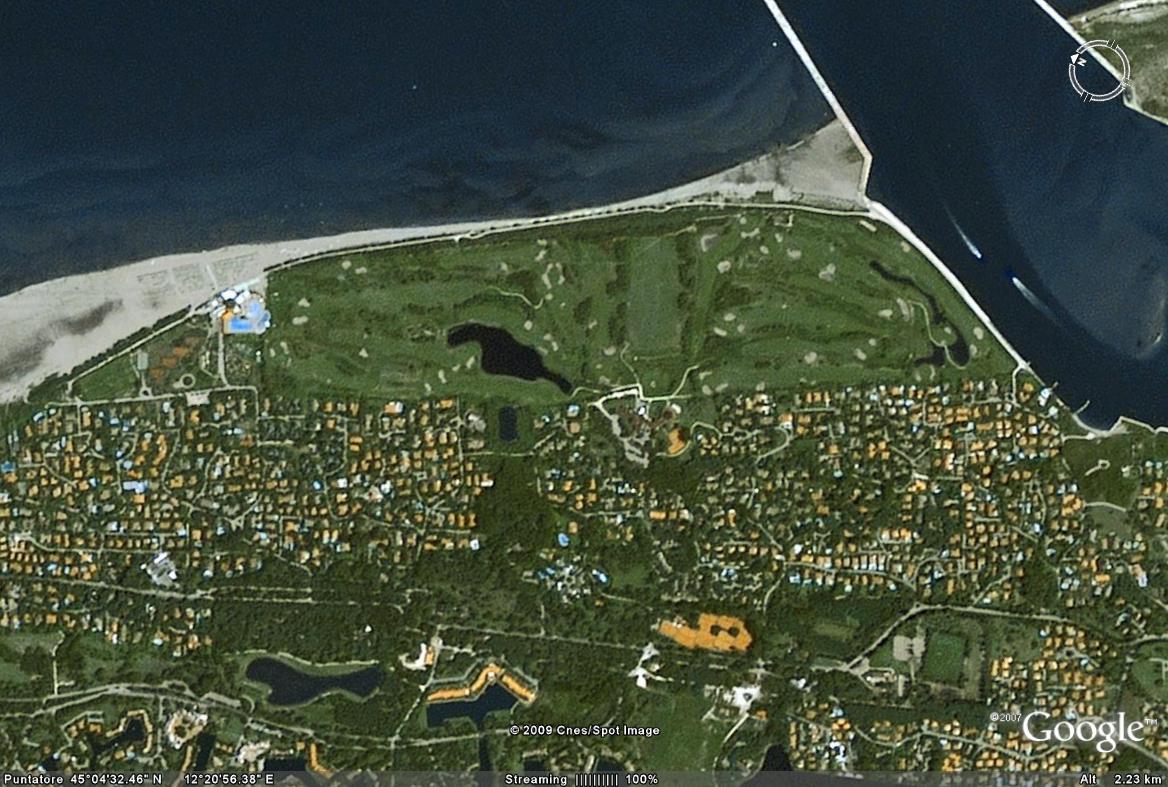 Area costituente la maggior porzione di più ampio campo da golf, sulla quale insistono un fabbricato di un piano f.t. adibito a magazzino e un manufatto in legno con tettoia. Identificativi catastali: CT fg. 29 mapp. 1634,6645,6647 - CF fg. 29 mapp. 3237.