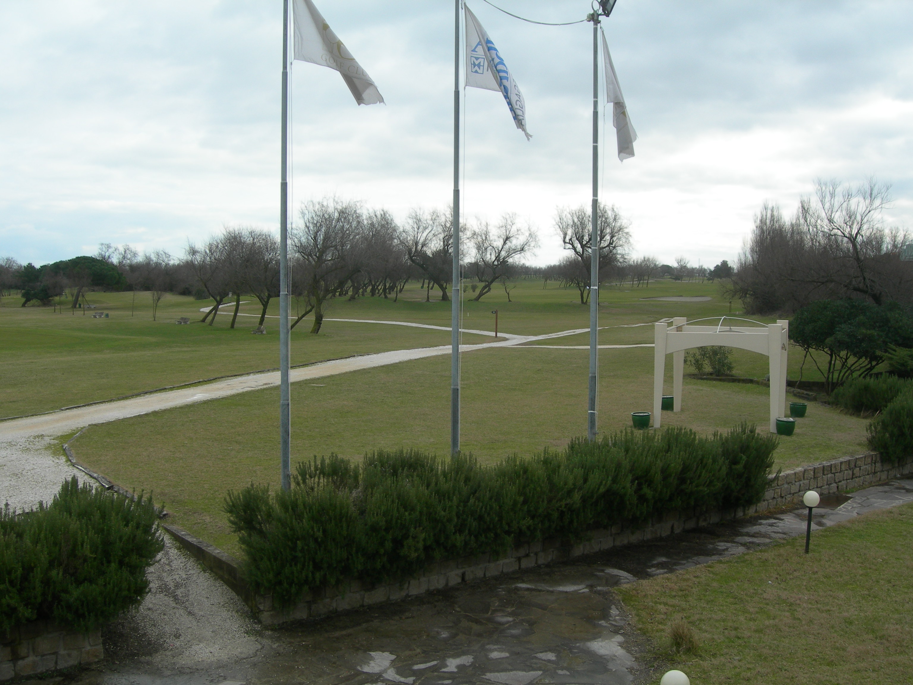 Area costituente la maggior porzione di più ampio campo da golf, sulla quale insistono un fabbricato di un piano f.t. adibito a magazzino e un manufatto in legno con tettoia. Identificativi catastali: CT fg. 29 mapp. 1634,6645,6647 - CF fg. 29 mapp. 3237.