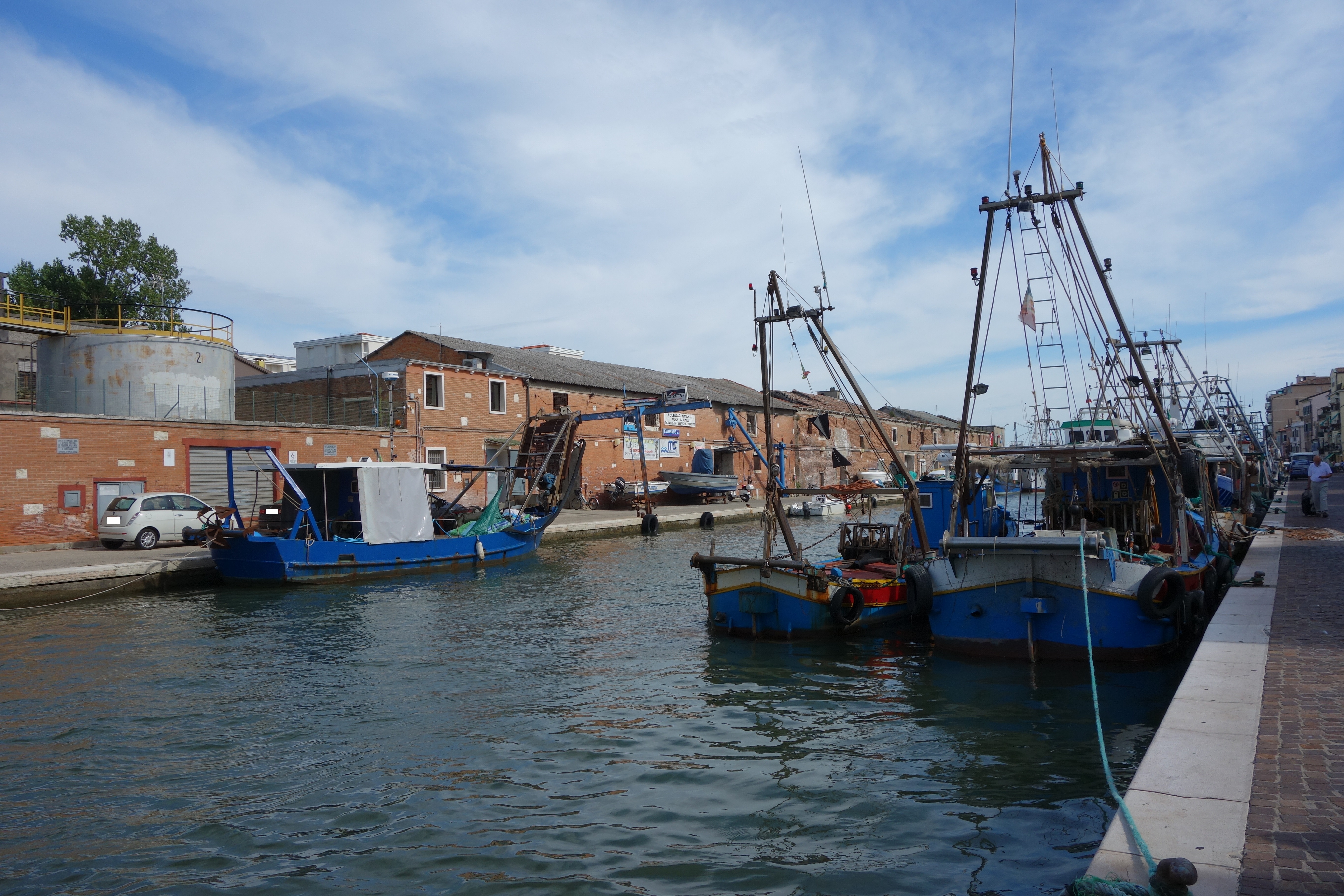 Unità immobiliari in fabbricato a destinazione magazzino/artigianale; il manufatto è accessibile via acqua e via terra (accessi pedonale e carrabile con mezzi di piccole dimensioni).. Identificativi catastali: CHIOGGIA FG.21 PART.181 SUB.2-3-4-5-6-10-11.