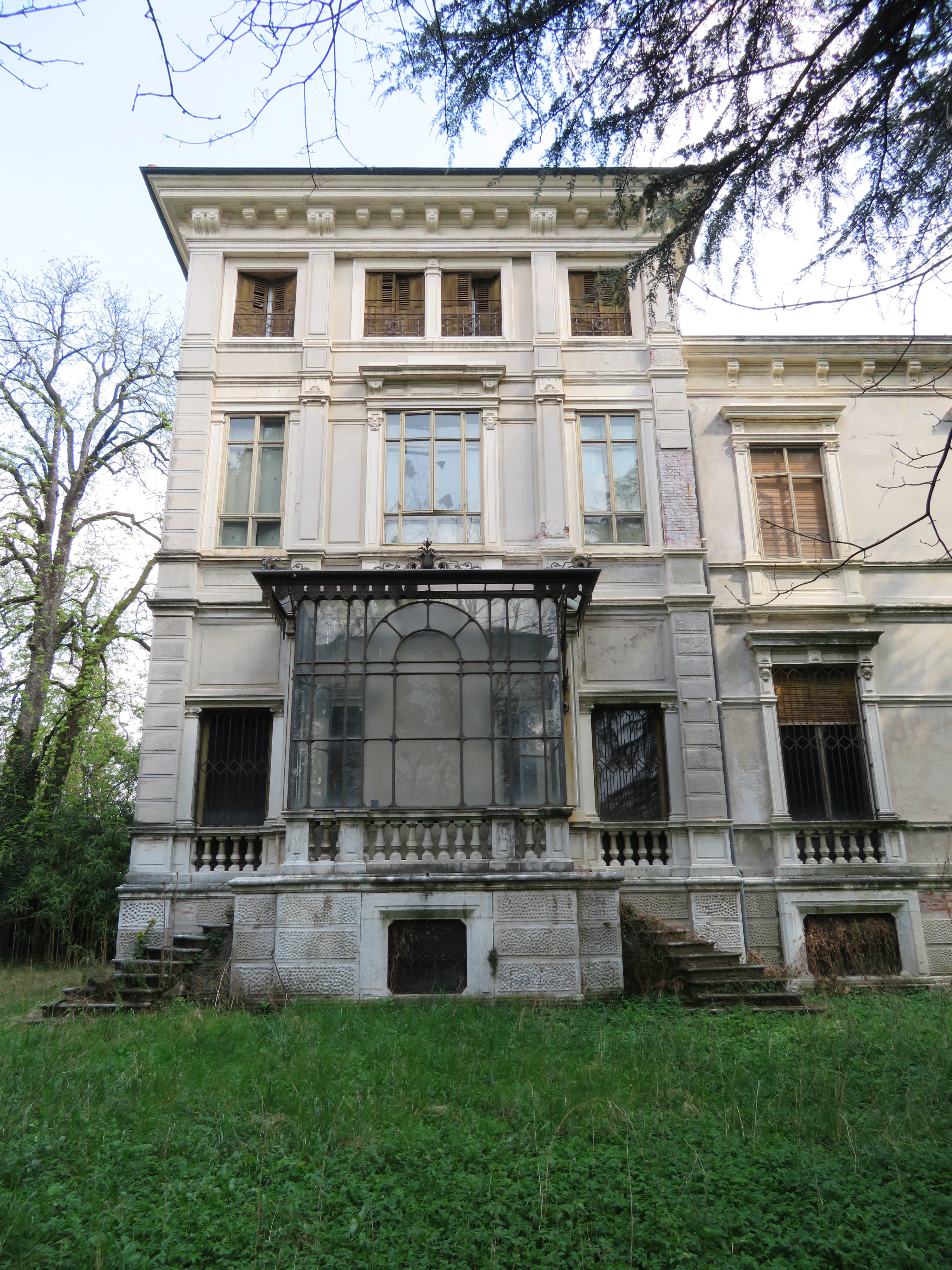 Dimora storica con parco circostante ubicata all'interno della vasta area del quartiere operaio "Nuova Schio". Identificativi catastali: fg.14 particella 512 c.t. e fg.14 particella 513 cf.