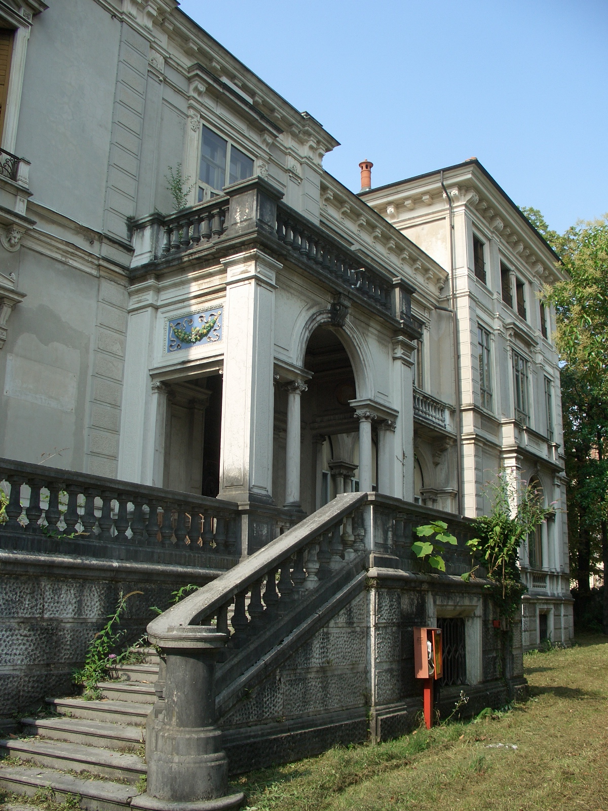 Dimora storica con parco circostante ubicata all'interno della vasta area del quartiere operaio "Nuova Schio". Identificativi catastali: fg.14 particella 512 c.t. e fg.14 particella 513 cf.