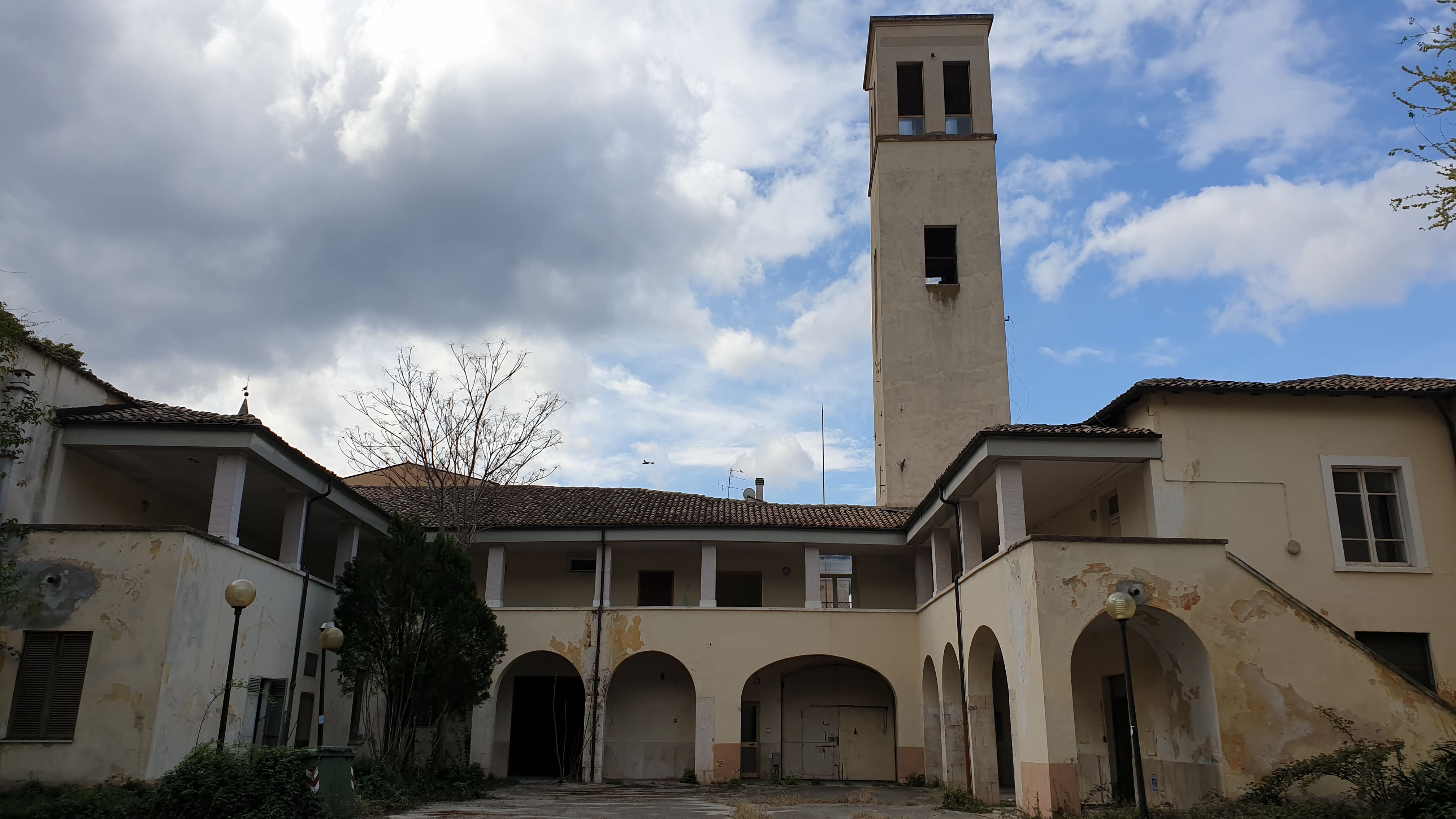 Ex convento medioevale, successivamente adibito a caserma. La struttura si compone di due piani. Al piano terra sono presenti la cucina, i relativi magazzini e la sala mensa. Inoltre sono presenti uffici, vari locali tecnologici, il corpo di guardia e un locale bar. Il piano primo presenta due appartamenti, la foresteria, varie camere ed una serie di uffici. Servizi igienici Completano il piano. Le connessioni tra i due livelli sono assicurati da tre corpi scala, due interni ed uno esterno.. Identificativi catastali: C.T. foglio 60 p.lla 2141
C. F. foglio 60 p.lla 2141