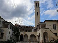 Ex convento medioevale, successivamente adibito a caserma. La struttura si compone di due piani. Al piano terra sono presenti la cucina, i relativi magazzini e la sala mensa. Inoltre sono presenti uffici, vari locali tecnologici, il corpo di guardia e un locale bar. Il piano primo presenta due appartamenti, la foresteria, varie camere ed una serie di uffici. Servizi igienici Completano il piano. Le connessioni tra i due livelli sono assicurati da tre corpi scala, due interni ed uno esterno.. Identificativi catastali: C.T. foglio 60 p.lla 2141
C. F. foglio 60 p.lla 2141