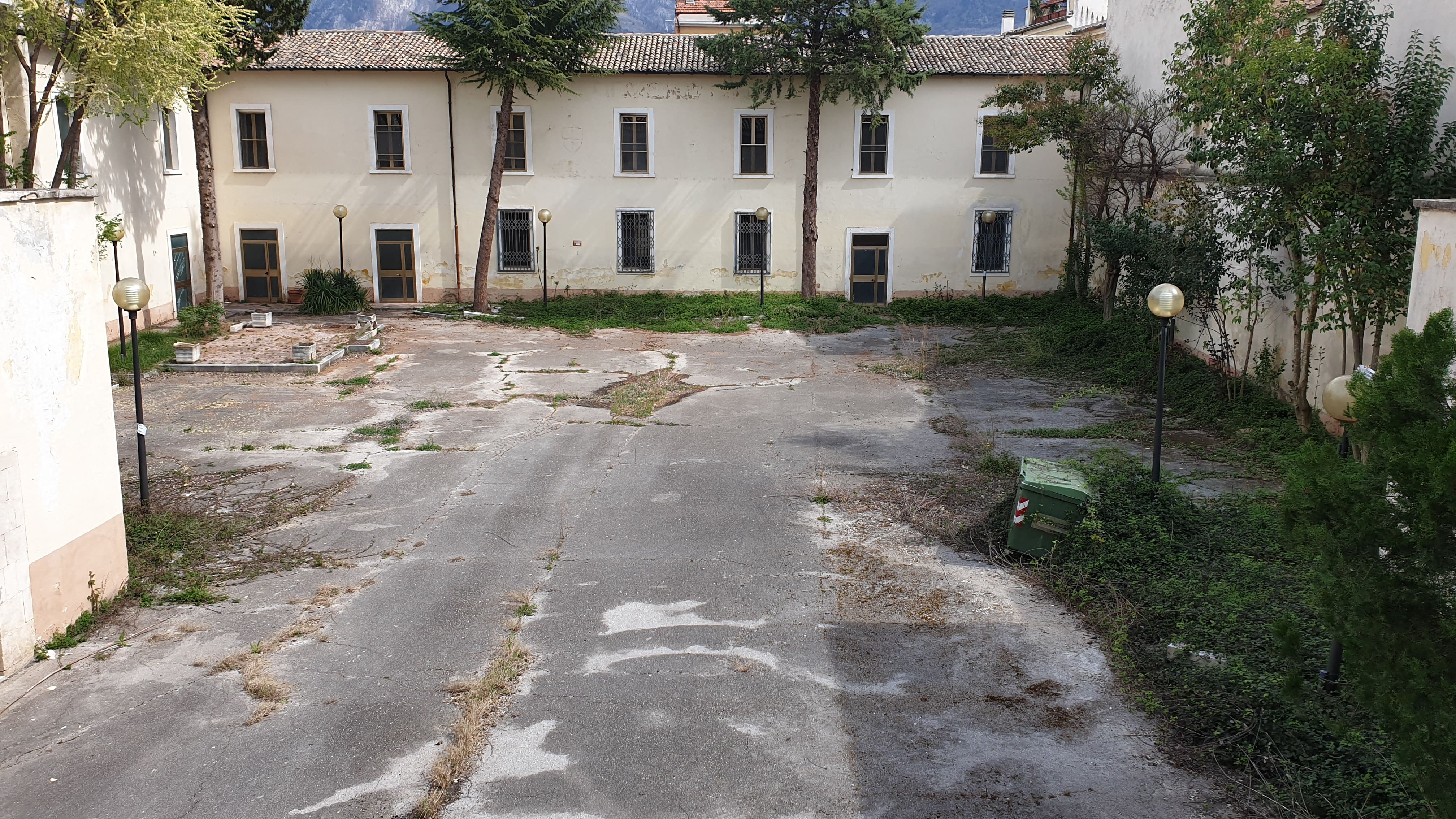 Ex convento medioevale, successivamente adibito a caserma. La struttura si compone di due piani. Al piano terra sono presenti la cucina, i relativi magazzini e la sala mensa. Inoltre sono presenti uffici, vari locali tecnologici, il corpo di guardia e un locale bar. Il piano primo presenta due appartamenti, la foresteria, varie camere ed una serie di uffici. Servizi igienici Completano il piano. Le connessioni tra i due livelli sono assicurati da tre corpi scala, due interni ed uno esterno.. Identificativi catastali: C.T. foglio 60 p.lla 2141
C. F. foglio 60 p.lla 2141