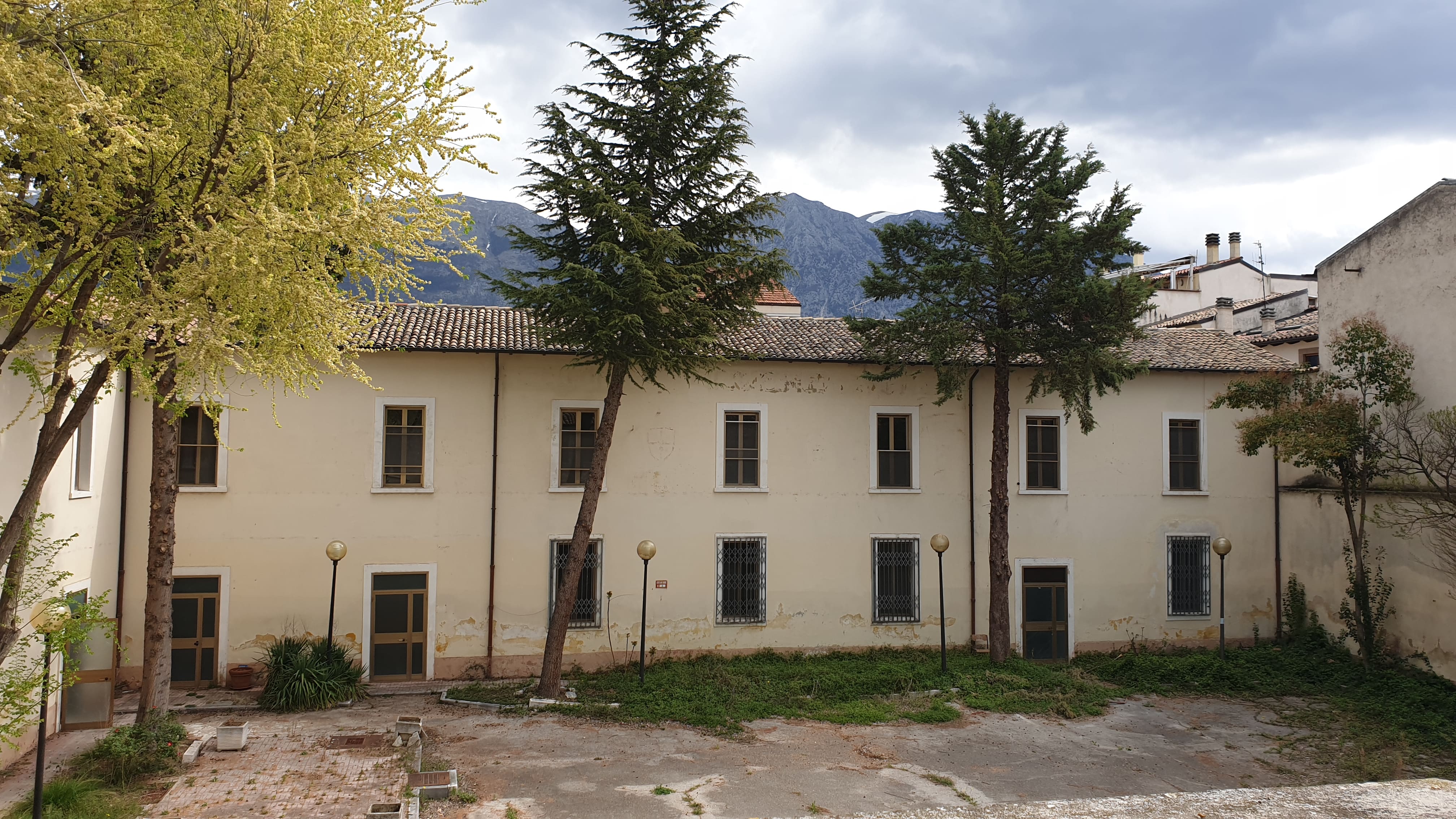 Ex convento medioevale, successivamente adibito a caserma. La struttura si compone di due piani. Al piano terra sono presenti la cucina, i relativi magazzini e la sala mensa. Inoltre sono presenti uffici, vari locali tecnologici, il corpo di guardia e un locale bar. Il piano primo presenta due appartamenti, la foresteria, varie camere ed una serie di uffici. Servizi igienici Completano il piano. Le connessioni tra i due livelli sono assicurati da tre corpi scala, due interni ed uno esterno.. Identificativi catastali: C.T. foglio 60 p.lla 2141
C. F. foglio 60 p.lla 2141