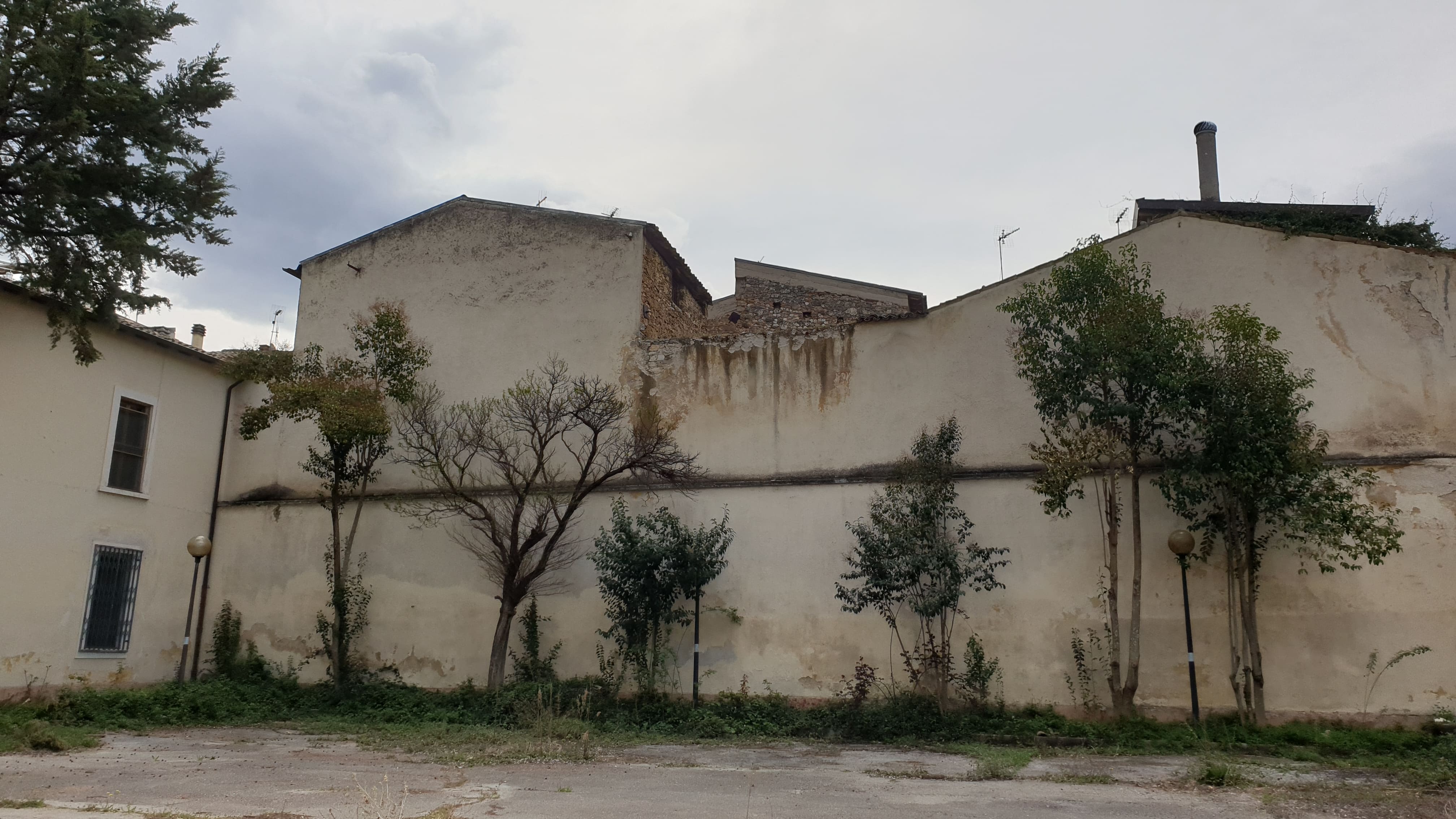 Ex convento medioevale, successivamente adibito a caserma. La struttura si compone di due piani. Al piano terra sono presenti la cucina, i relativi magazzini e la sala mensa. Inoltre sono presenti uffici, vari locali tecnologici, il corpo di guardia e un locale bar. Il piano primo presenta due appartamenti, la foresteria, varie camere ed una serie di uffici. Servizi igienici Completano il piano. Le connessioni tra i due livelli sono assicurati da tre corpi scala, due interni ed uno esterno.. Identificativi catastali: C.T. foglio 60 p.lla 2141
C. F. foglio 60 p.lla 2141