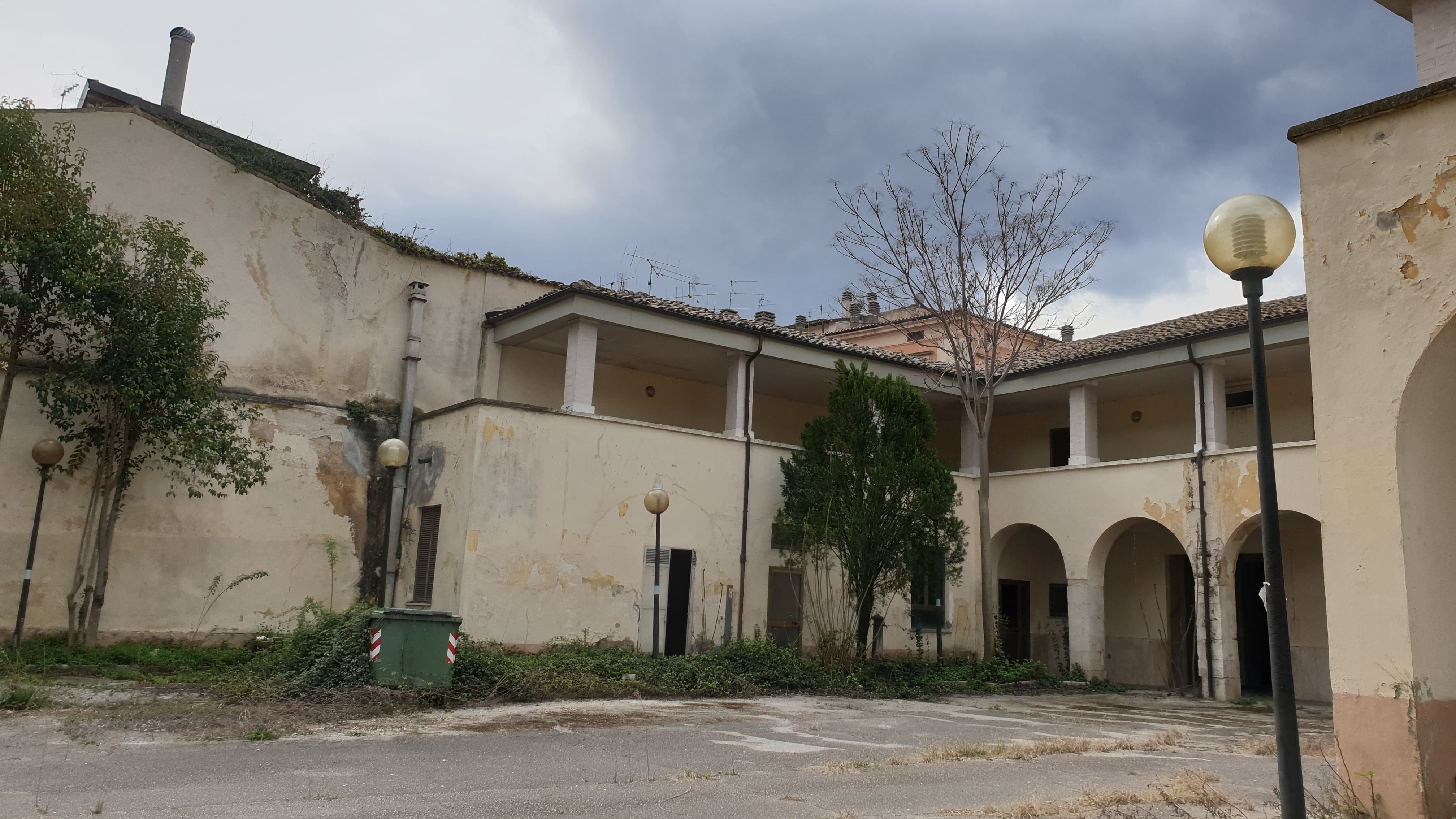 Ex convento medioevale, successivamente adibito a caserma. La struttura si compone di due piani. Al piano terra sono presenti la cucina, i relativi magazzini e la sala mensa. Inoltre sono presenti uffici, vari locali tecnologici, il corpo di guardia e un locale bar. Il piano primo presenta due appartamenti, la foresteria, varie camere ed una serie di uffici. Servizi igienici Completano il piano. Le connessioni tra i due livelli sono assicurati da tre corpi scala, due interni ed uno esterno.. Identificativi catastali: C.T. foglio 60 p.lla 2141
C. F. foglio 60 p.lla 2141