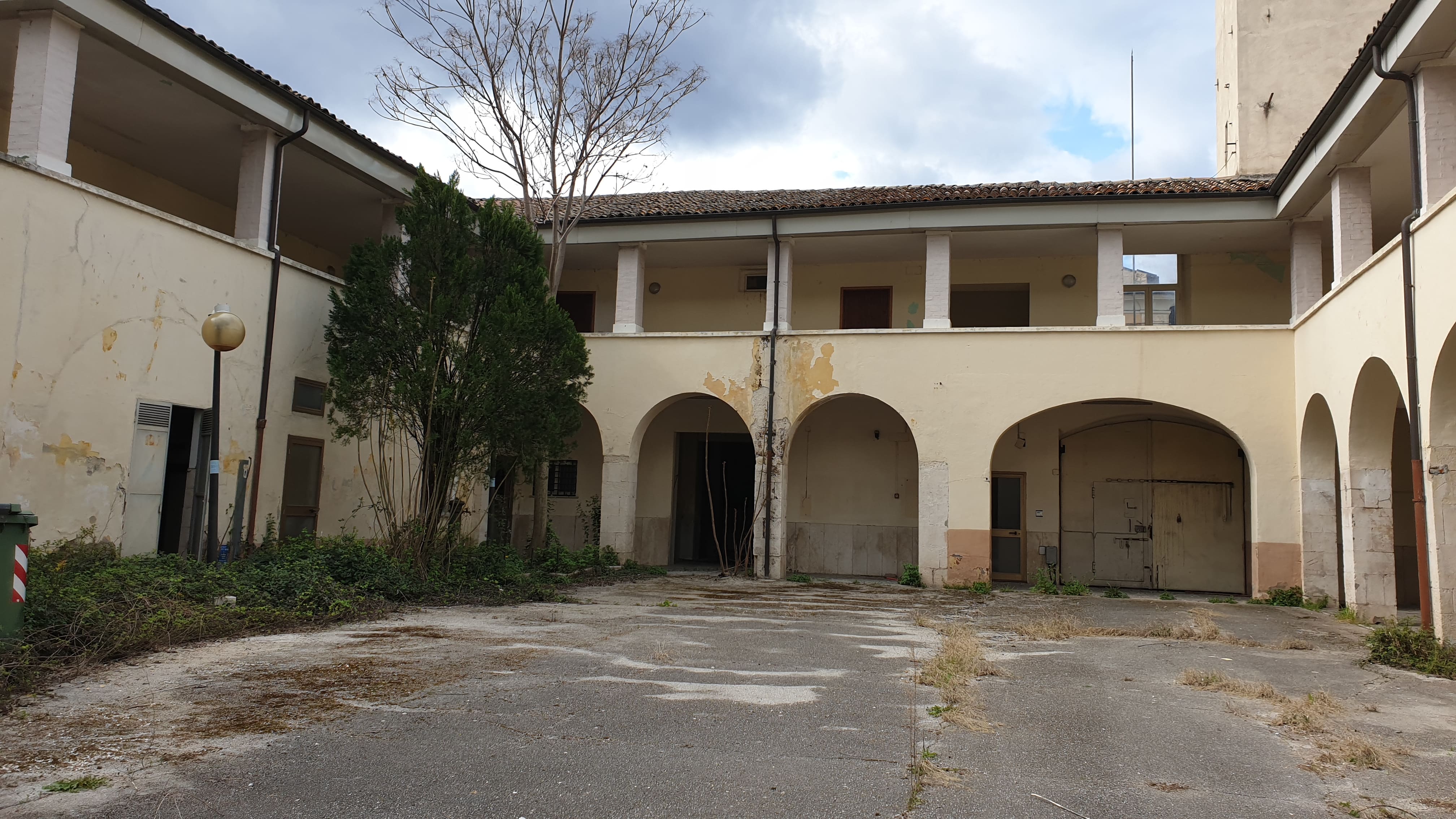 Ex convento medioevale, successivamente adibito a caserma. La struttura si compone di due piani. Al piano terra sono presenti la cucina, i relativi magazzini e la sala mensa. Inoltre sono presenti uffici, vari locali tecnologici, il corpo di guardia e un locale bar. Il piano primo presenta due appartamenti, la foresteria, varie camere ed una serie di uffici. Servizi igienici Completano il piano. Le connessioni tra i due livelli sono assicurati da tre corpi scala, due interni ed uno esterno.. Identificativi catastali: C.T. foglio 60 p.lla 2141
C. F. foglio 60 p.lla 2141