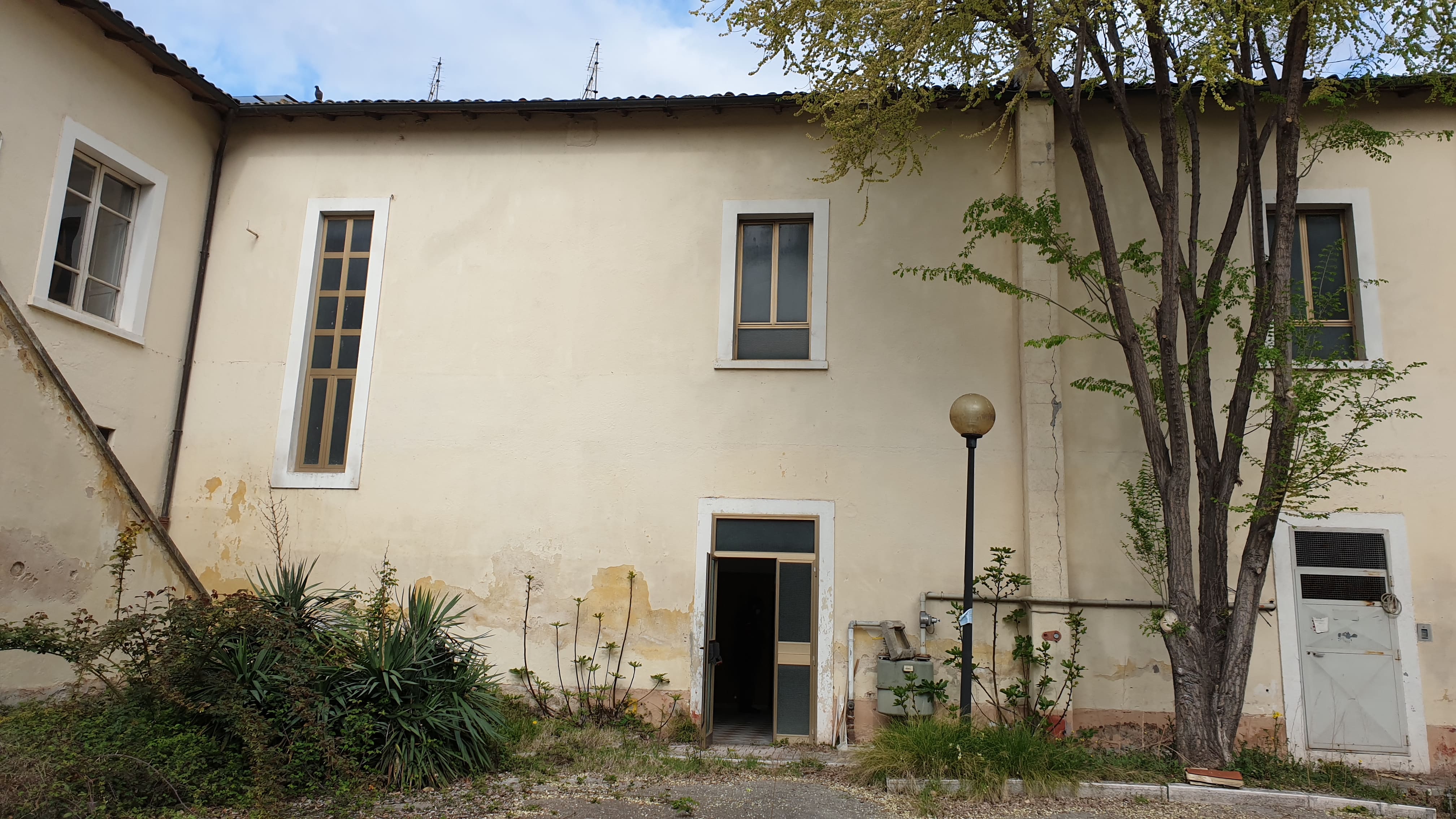 Ex convento medioevale, successivamente adibito a caserma. La struttura si compone di due piani. Al piano terra sono presenti la cucina, i relativi magazzini e la sala mensa. Inoltre sono presenti uffici, vari locali tecnologici, il corpo di guardia e un locale bar. Il piano primo presenta due appartamenti, la foresteria, varie camere ed una serie di uffici. Servizi igienici Completano il piano. Le connessioni tra i due livelli sono assicurati da tre corpi scala, due interni ed uno esterno.. Identificativi catastali: C.T. foglio 60 p.lla 2141
C. F. foglio 60 p.lla 2141