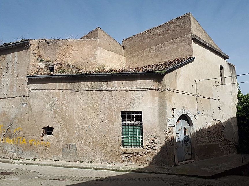 Ex Carcere Giudiziario di Rossano sito in Via Prigioni all’interno del centro storico dell’ex Comune di Rossano ora Corigliano-Rossano (CS). Il complesso immobiliare è costituito da due corpi di fabbrica, di cui uno di maggior consistenza originariamente con funzione detentiva ed uno di minore consistenza originariamente destinato ad alloggio. Sono presenti due cortili interni ed un’area esterna a giardino.. Identificativi catastali: NCEU fg 63 P.lla 927 graffata con le p.lle 929, 1739, 1110 e Catasto Terreni fg 63 P.lle 927-929-1739-1110 dell’ex Comune di Rossano.