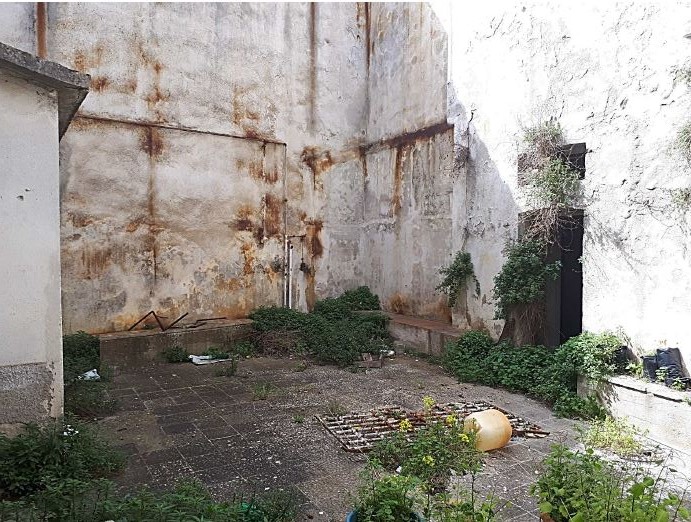 Ex Carcere Giudiziario di Rossano sito in Via Prigioni all’interno del centro storico dell’ex Comune di Rossano ora Corigliano-Rossano (CS). Il complesso immobiliare è costituito da due corpi di fabbrica, di cui uno di maggior consistenza originariamente con funzione detentiva ed uno di minore consistenza originariamente destinato ad alloggio. Sono presenti due cortili interni ed un’area esterna a giardino.. Identificativi catastali: NCEU fg 63 P.lla 927 graffata con le p.lle 929, 1739, 1110 e Catasto Terreni fg 63 P.lle 927-929-1739-1110 dell’ex Comune di Rossano.