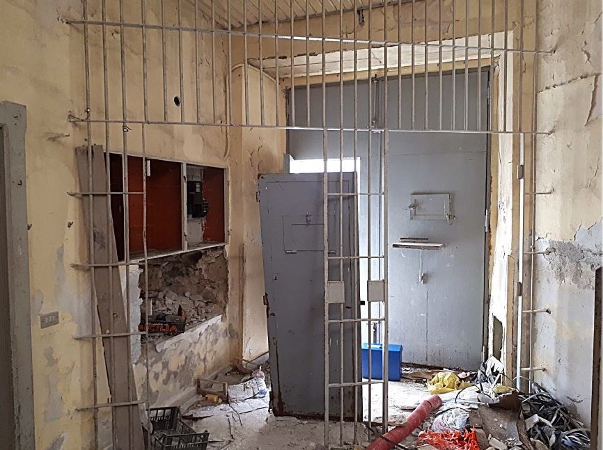 Ex Carcere Giudiziario di Rossano sito in Via Prigioni all’interno del centro storico dell’ex Comune di Rossano ora Corigliano-Rossano (CS). Il complesso immobiliare è costituito da due corpi di fabbrica, di cui uno di maggior consistenza originariamente con funzione detentiva ed uno di minore consistenza originariamente destinato ad alloggio. Sono presenti due cortili interni ed un’area esterna a giardino.. Identificativi catastali: NCEU fg 63 P.lla 927 graffata con le p.lle 929, 1739, 1110 e Catasto Terreni fg 63 P.lle 927-929-1739-1110 dell’ex Comune di Rossano.