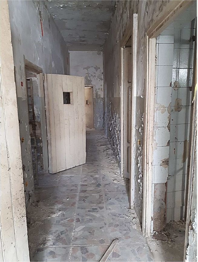Ex Carcere Giudiziario di Rossano sito in Via Prigioni all’interno del centro storico dell’ex Comune di Rossano ora Corigliano-Rossano (CS). Il complesso immobiliare è costituito da due corpi di fabbrica, di cui uno di maggior consistenza originariamente con funzione detentiva ed uno di minore consistenza originariamente destinato ad alloggio. Sono presenti due cortili interni ed un’area esterna a giardino.. Identificativi catastali: NCEU fg 63 P.lla 927 graffata con le p.lle 929, 1739, 1110 e Catasto Terreni fg 63 P.lle 927-929-1739-1110 dell’ex Comune di Rossano.