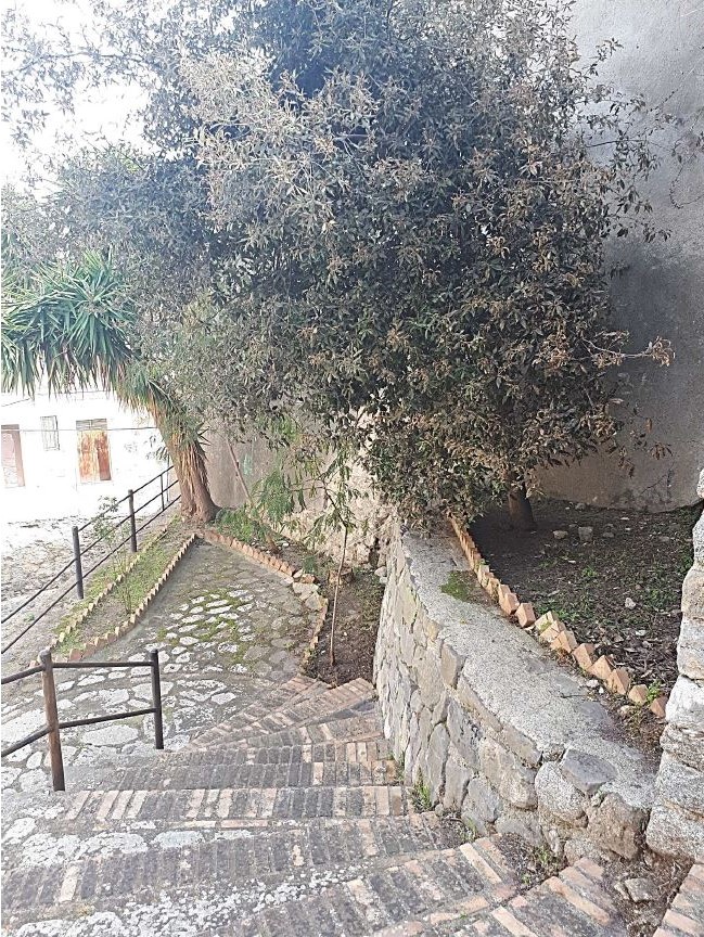 Ex Carcere Giudiziario di Rossano sito in Via Prigioni all’interno del centro storico dell’ex Comune di Rossano ora Corigliano-Rossano (CS). Il complesso immobiliare è costituito da due corpi di fabbrica, di cui uno di maggior consistenza originariamente con funzione detentiva ed uno di minore consistenza originariamente destinato ad alloggio. Sono presenti due cortili interni ed un’area esterna a giardino.. Identificativi catastali: NCEU fg 63 P.lla 927 graffata con le p.lle 929, 1739, 1110 e Catasto Terreni fg 63 P.lle 927-929-1739-1110 dell’ex Comune di Rossano.