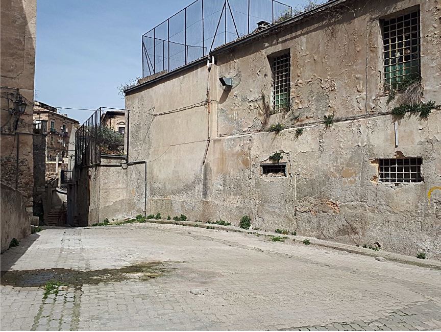 Ex Carcere Giudiziario di Rossano sito in Via Prigioni all’interno del centro storico dell’ex Comune di Rossano ora Corigliano-Rossano (CS). Il complesso immobiliare è costituito da due corpi di fabbrica, di cui uno di maggior consistenza originariamente con funzione detentiva ed uno di minore consistenza originariamente destinato ad alloggio. Sono presenti due cortili interni ed un’area esterna a giardino.. Identificativi catastali: NCEU fg 63 P.lla 927 graffata con le p.lle 929, 1739, 1110 e Catasto Terreni fg 63 P.lle 927-929-1739-1110 dell’ex Comune di Rossano.