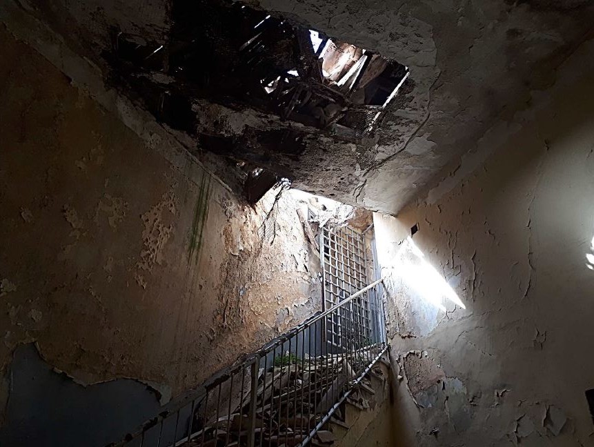 Ex Carcere Giudiziario di Rossano sito in Via Prigioni all’interno del centro storico dell’ex Comune di Rossano ora Corigliano-Rossano (CS). Il complesso immobiliare è costituito da due corpi di fabbrica, di cui uno di maggior consistenza originariamente con funzione detentiva ed uno di minore consistenza originariamente destinato ad alloggio. Sono presenti due cortili interni ed un’area esterna a giardino.. Identificativi catastali: NCEU fg 63 P.lla 927 graffata con le p.lle 929, 1739, 1110 e Catasto Terreni fg 63 P.lle 927-929-1739-1110 dell’ex Comune di Rossano.