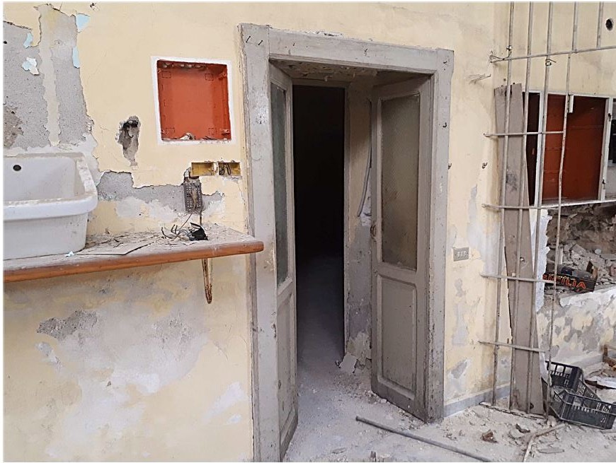 Ex Carcere Giudiziario di Rossano sito in Via Prigioni all’interno del centro storico dell’ex Comune di Rossano ora Corigliano-Rossano (CS). Il complesso immobiliare è costituito da due corpi di fabbrica, di cui uno di maggior consistenza originariamente con funzione detentiva ed uno di minore consistenza originariamente destinato ad alloggio. Sono presenti due cortili interni ed un’area esterna a giardino.. Identificativi catastali: NCEU fg 63 P.lla 927 graffata con le p.lle 929, 1739, 1110 e Catasto Terreni fg 63 P.lle 927-929-1739-1110 dell’ex Comune di Rossano.
