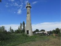 “Faro di Capo Trionto” è costituito da un’area principale di forma pressoché rettangolare sulla quale insistono un faro e quattro manufatti edilizi. Il Faro presenta una pianta cilindrica e un basamento stabile marcato dalla presenza dei gradini di accesso; si sviluppa in altezza e la sezione, che si restringe verso la sommità, è contrassegnata da un affaccio a sbalzo con ringhiera in ferro e da una cabina di chiusura superiore in metallo. Il più gande degli altri quattro manufatti si sviluppa su due livelli fuori terra, mentre i restanti presentano un unico livello fuori terra.. Identificativi catastali: Ex comune di Rossano NCEU fg 15 p.lla 4 sub 1 graffata con le p.lle 49 sub 1, 50 sub 1,  51 sub 1 e 52 sub 1 ;  fg 15 p.lla 4 sub 2; CT fg 15 p.lle 4, 49, 50, 51, 52.