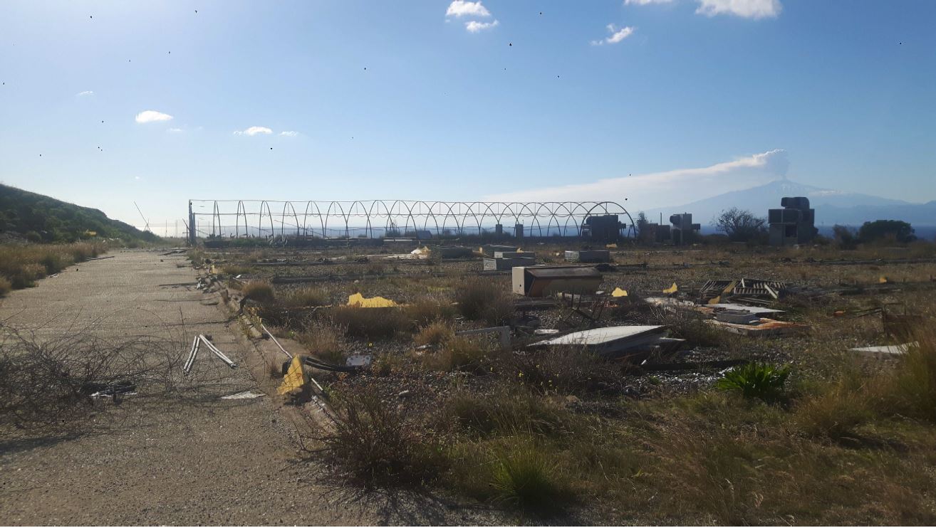 Terreno edificabile in zona panoramica di mq 9.430. Il terreno ricade in zona territoriale omogenea “C –turistico-residenziale”; è raggiungibile da una strada sterrata che si dirama dalla S.S. 106 ionica al Km 15,600. Ha forma di quadrilatero irregolare e giacitura in parte pianeggiante.
. Identificativi catastali: CT foglio 32 p.lle 96, 97, 573, 574, 575, 576