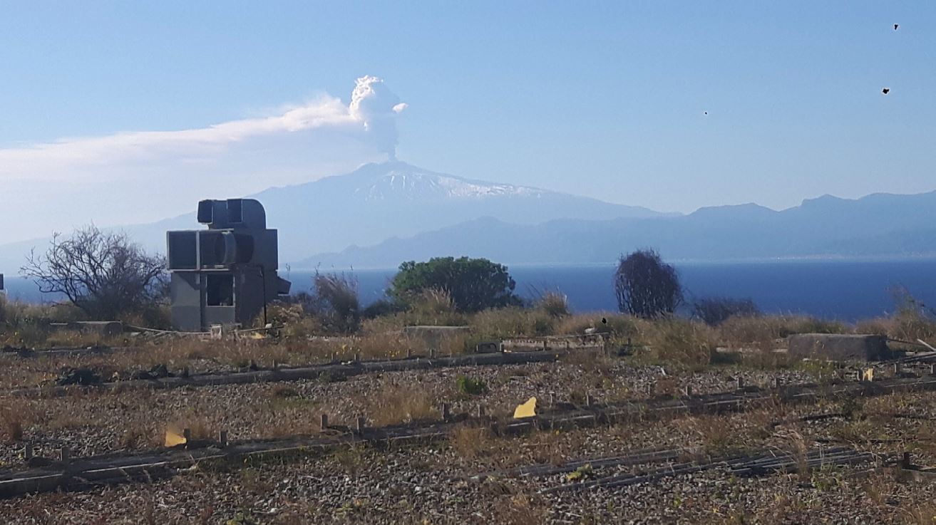 Terreno edificabile in zona panoramica di mq 9.430. Il terreno ricade in zona territoriale omogenea “C –turistico-residenziale”; è raggiungibile da una strada sterrata che si dirama dalla S.S. 106 ionica al Km 15,600. Ha forma di quadrilatero irregolare e giacitura in parte pianeggiante.
. Identificativi catastali: CT foglio 32 p.lle 96, 97, 573, 574, 575, 576