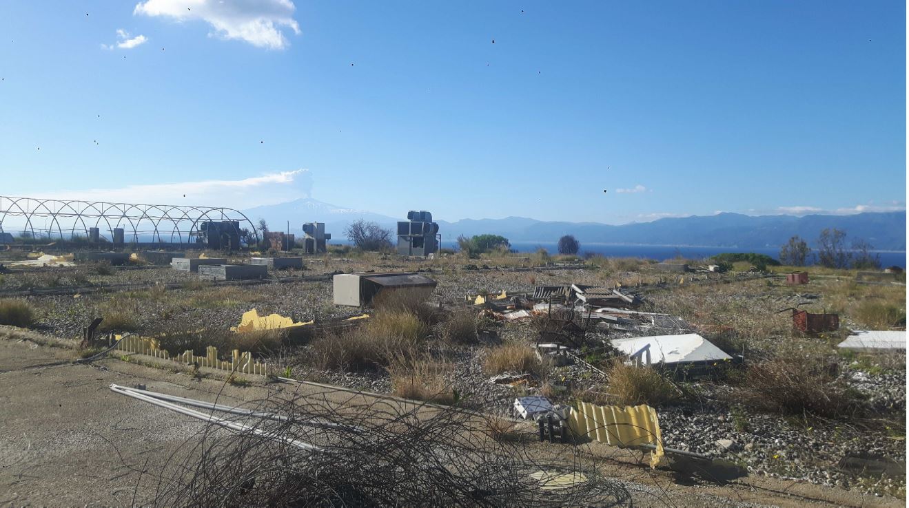 Terreno edificabile in zona panoramica di mq 9.430. Il terreno ricade in zona territoriale omogenea “C –turistico-residenziale”; è raggiungibile da una strada sterrata che si dirama dalla S.S. 106 ionica al Km 15,600. Ha forma di quadrilatero irregolare e giacitura in parte pianeggiante.
. Identificativi catastali: CT foglio 32 p.lle 96, 97, 573, 574, 575, 576
