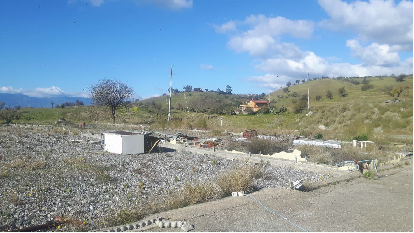 Terreno edificabile in zona panoramica di mq 9.430. Il terreno ricade in zona territoriale omogenea “C –turistico-residenziale”; è raggiungibile da una strada sterrata che si dirama dalla S.S. 106 ionica al Km 15,600. Ha forma di quadrilatero irregolare e giacitura in parte pianeggiante.
. Identificativi catastali: CT foglio 32 p.lle 96, 97, 573, 574, 575, 576