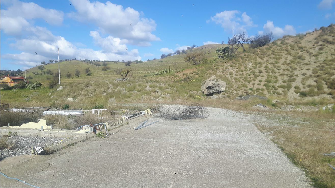 Terreno edificabile in zona panoramica di mq 9.430. Il terreno ricade in zona territoriale omogenea “C –turistico-residenziale”; è raggiungibile da una strada sterrata che si dirama dalla S.S. 106 ionica al Km 15,600. Ha forma di quadrilatero irregolare e giacitura in parte pianeggiante.
. Identificativi catastali: CT foglio 32 p.lle 96, 97, 573, 574, 575, 576