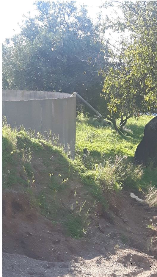 Terreno edificabile in zona panoramica di mq 9.430. Il terreno ricade in zona territoriale omogenea “C –turistico-residenziale”; è raggiungibile da una strada sterrata che si dirama dalla S.S. 106 ionica al Km 15,600. Ha forma di quadrilatero irregolare e giacitura in parte pianeggiante.
. Identificativi catastali: CT foglio 32 p.lle 96, 97, 573, 574, 575, 576