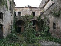 Attualmente l’immobile demaniale in oggetto si identifica in un fabbricato di vecchia costruzione, a due e tre piani fuori terra. L’immobile ha strutture in murature di tufo con solai in parte in legno ed in parte a volta di muratura. La copertura è a tetto con coppi su orditura in legno, le pavimentazioni, invece, sono in parte in legno e in parte in cotto.Identificativi catastali NCT FOGLIO 46 P.LLA 13; NCEU  FOGLIO 46 P.LLA 13, SUB 2